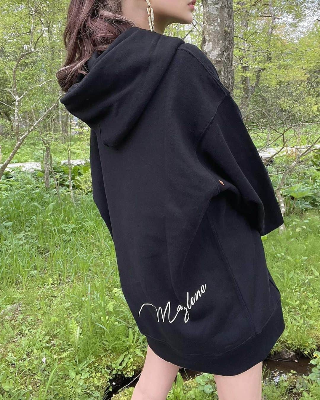 葉月芽生さんのインスタグラム写真 - (葉月芽生Instagram)「🌳🍃  Mayleneパーカー着て 山に行ったらまだ寒かった🤤💞  これはXXLでオーバーサイズで着てるよん🤍 @maylene.official   後ろのロゴがお気に入り✌️💕  #maylene」5月3日 18時11分 - mei_hazuki