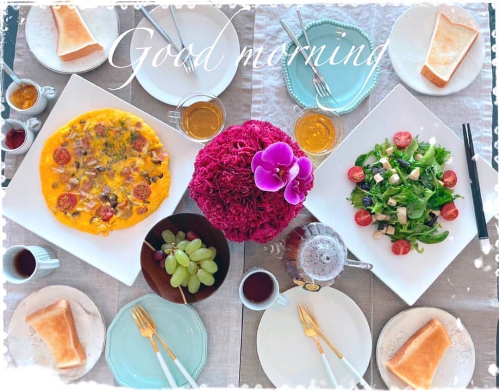 吉瀬美智子さんのインスタグラム写真 - (吉瀬美智子Instagram)「娘とばぁばと朝食🍴 どんなご飯でも家族と 食卓を囲める事が幸せ✨ 皆さま素敵なGWを・・・ 私は夕方から仕事ですが💦」5月3日 9時27分 - michikokichise