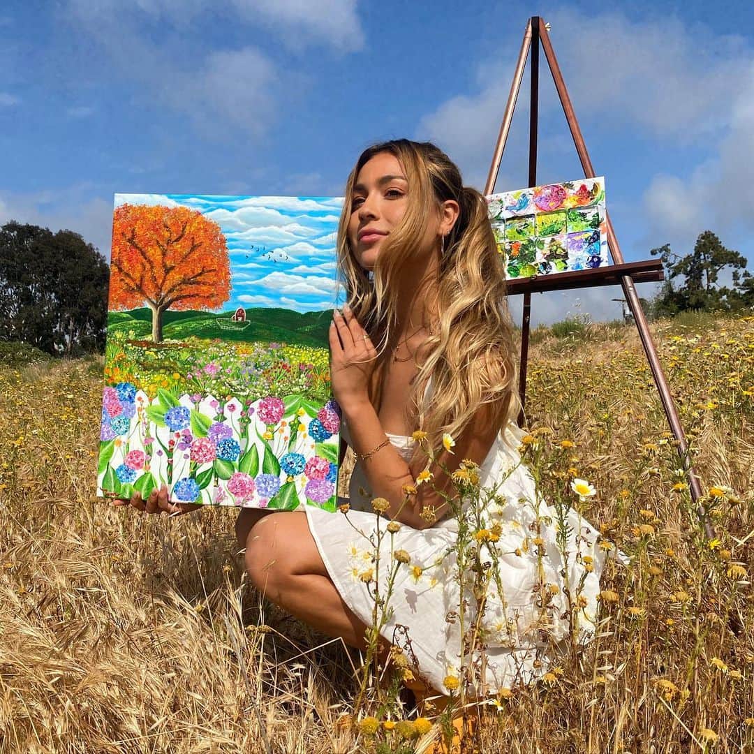 ティア・ブランコのインスタグラム：「Spring inspired 💐👩‍🎨🌳ever since I started painting regularly, I swear every bit of nature seems like a painting coming to life! Almost like I’m seeing the world from a whole new perspective, seeing every highlight on waves, every single leaf on trees, the shadowing in the clouds and every blend of colors on flowers! I just find it interesting because all those intricate details in nature were always there, but painting has allowed me to appreciate it more now! Anyway, I went on a walk around the neighborhood with my doggy & was in awe of spring & all of its glory... all I wanted to do was put everything I saw on a canvas 🤪 Painting gives a little extra light & color to my soul 💫🖼 happy to share this painting to welcome in my favorite month of the year. #art #springflowers #may」