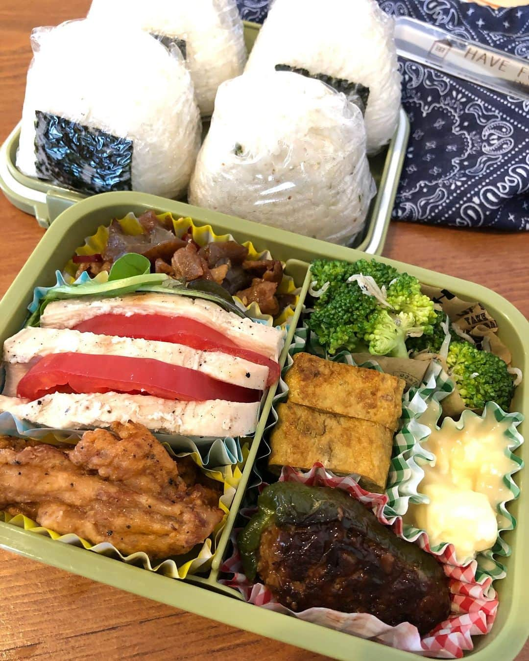 神咲詩織のインスタグラム：「・ ・ ・ ・本日のお弁当🍽👨🏽✨(1枚目) ・ ・ ・甘辛豚バラ蒟蒻 ・鶏胸肉の自家製サラダチキン(ブラックペッパー)&トマト ・チキチキボーン ・ブロッコリーとしらすの麺つゆ和え ・海苔の佃煮と胡麻の玉子焼き ・クリームチーズの西京漬 ・ピーマンの肉詰め ・おにぎり4種(明太子、鮭、まぐろ昆布、ワサビふりかけ) ・ ・ ・ ・緊急事態宣言により久々のお弁当になりました🙌 ・ ・ ・昨夜のおかず達と作り置きで本日はとても楽ちんでしたw ・ ・あとこの間ひっさびさにスーパーでチキチキボーンを発見して、、、 ・ ・懐かしいなあ！って思っていたら大好きだ👨🏽って事だったのでお弁当に入れてみました🙌 ・ ・ ・これ美味しいよねぇ、、、わかる🤡 ・ ・既製品いれるのなんだか気が引けるんだけどたまにはありですね😌✨ ・ ・ ・ ・そして昨夜の晩ご飯🍽✨(2枚目) ・ ・ ・甘辛豚バラ蒟蒻 ・ピーマンの肉詰め ・自家製サラダチキン、トマト、ベビーリーフのサラダ ・明太子 ・甘鯛のアラとお豆腐のお味噌汁🐟 ・ ・ ・冷蔵庫の使わなきゃなもので晩ご飯🙌 ・ ・あとあと、いつもお世話になっている小浜市のお魚屋さんからとっても美味しい甘鯛(関西人は"ぐじ"と呼びます)をいただいたのでさっそくアラをお味噌汁に✨ ・ ・ ・ ・もう最高に美味しかったです。 ・ ・アラから甘鯛の旨味が出まくって出まくって！！！(5杯くらいおかわりしてた👨🏽笑) ・ ・ ・昆布締めと笹漬けもいただいたのでお酒のアテにします🍺 ・ ・ ・さあ、世はＧＷですが私はお家でのんびり過ごしたいと思います😌 ・ ・ ・皆様も素敵な一日を✨ ・ ・ ・ #居酒屋こあら #おべんとこあら #お弁当 #晩ご飯 #自炊 #👨🏽 #甘鯛 #ぐじ」