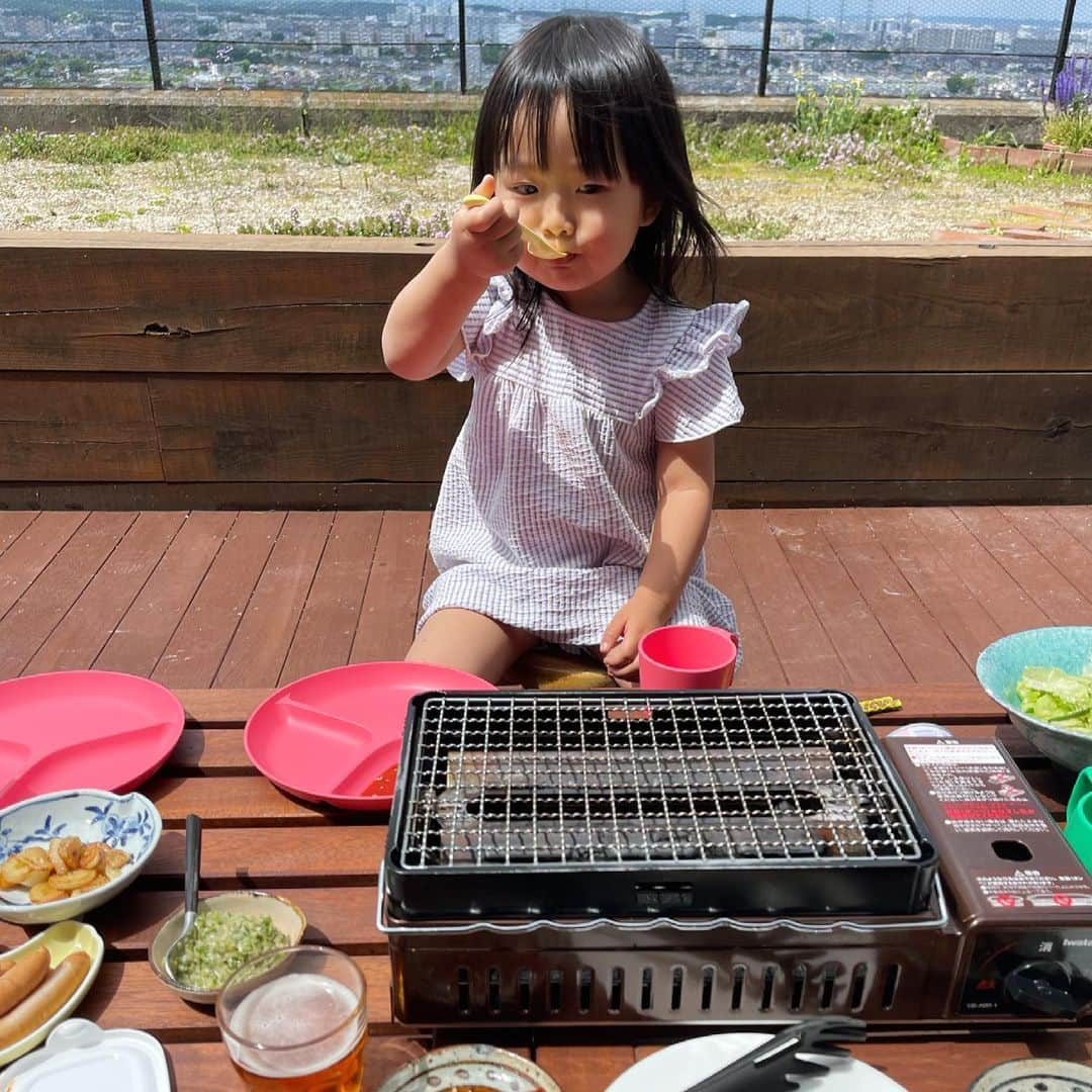 澤田泉美さんのインスタグラム写真 - (澤田泉美Instagram)「昨日は、お外でご飯day🥢🍚 自分で仕込む焼肉第二弾！⚡️    タン塩、ハラミ、カルビ、ホルモンを味付け！ チョレギサラダ、ニンニクホイル焼き タレも自家製ダレで❤️  美味しかったし、風が気持ちよかった〜❤️ ご飯が3合なくなりました🤣  おうち焼肉を極めたい❣️  #焼肉 #おうち時間 #網焼き職人#iwatani #三児の母 #3人育児」5月3日 9時55分 - izumi.sawada