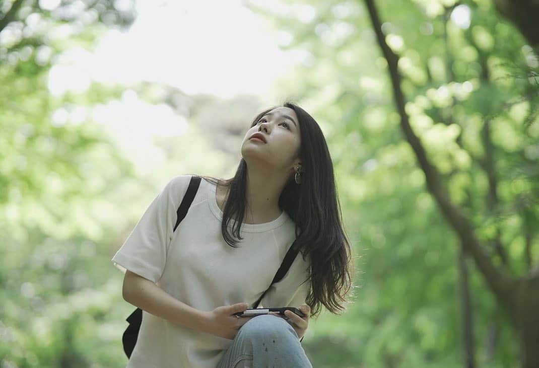 井上希美のインスタグラム：「膝ついて綿毛を撮っていたら膝が汚れました。（当たり前や）  綿毛かぁひさしぶりにみたなーと思ってテンション上がったけれど、 カメラの設定ミスしてとんでもない写真に。  これはこれで井上的には好みなのでヨシとします。  さてー、#踊る埼玉　稽古。  皆さま素敵な一日を。」