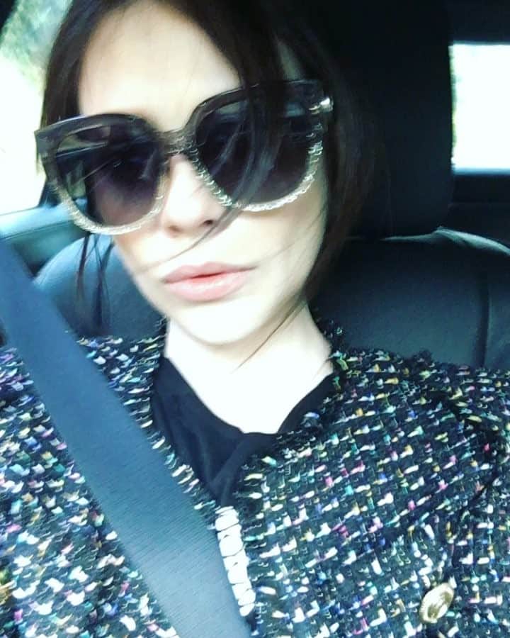 ミシェル・トラクテンバーグのインスタグラム：「You're the wind under my sunglasses #sundayfunday #maskedwolf #badwolf」