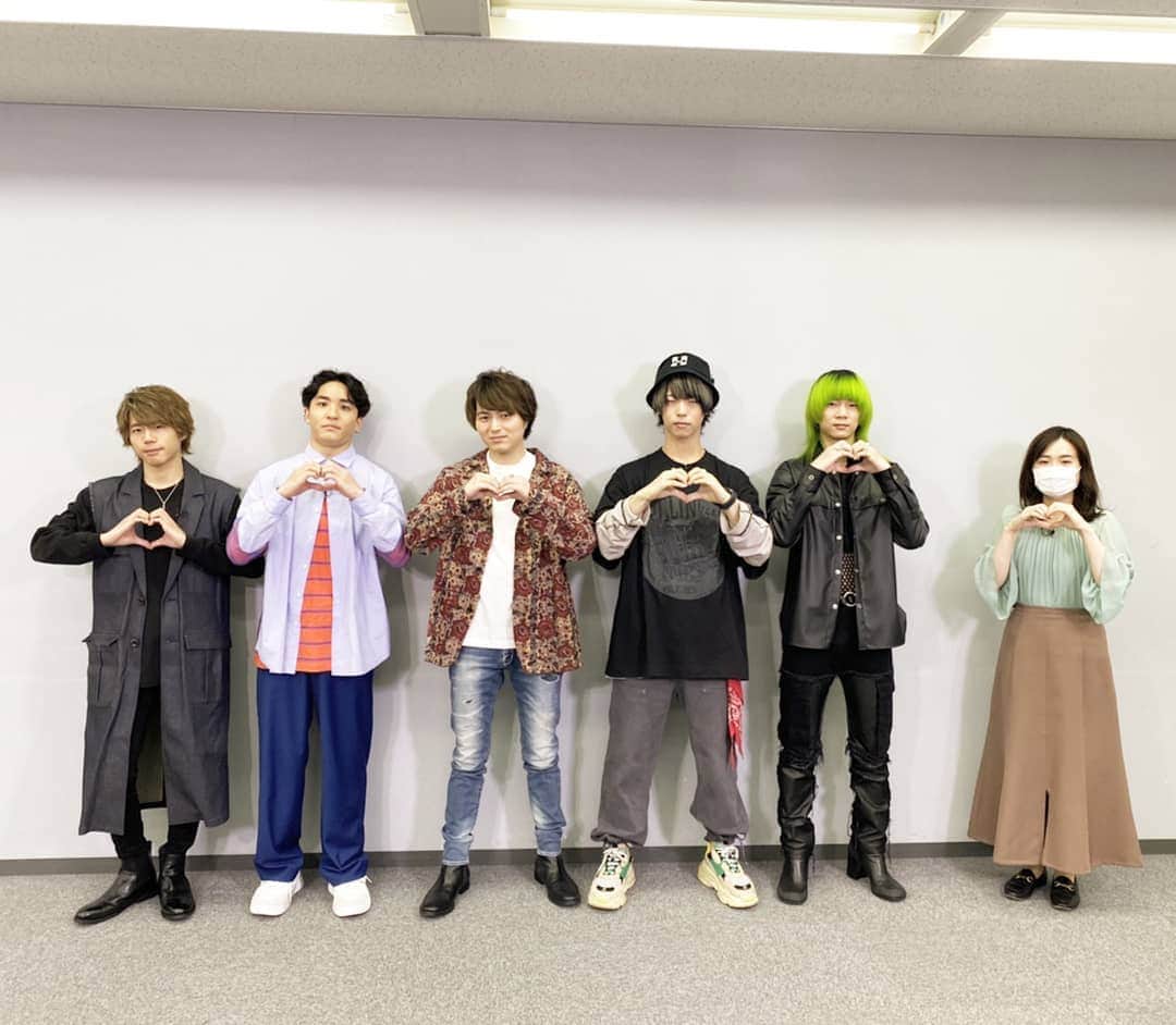 TBS「はやドキ！」のインスタグラム：「Novelbrightさんを直撃！🎤﻿ ﻿ きゅうりが大好きというヴォーカルの雄大さん！🥒﻿ ﻿ ファンの皆さんから、生のきゅうり...ではなく、﻿ きゅうりの抱き枕、きゅうりのネックピローなどなどきゅうりグッズをよくもらうそうで、﻿ ﻿ おうちに観葉植物を置かなくても緑がいっぱいだそうです😆﻿ ﻿ Novelbrightの皆さんありがとうございました✨﻿ ﻿ 篠原﻿ ﻿ ﻿ #Novelbright さん﻿ #直撃🎤﻿ #篠原梨菜﻿ #アナウンサー﻿ #はやドキ﻿ #tbs」