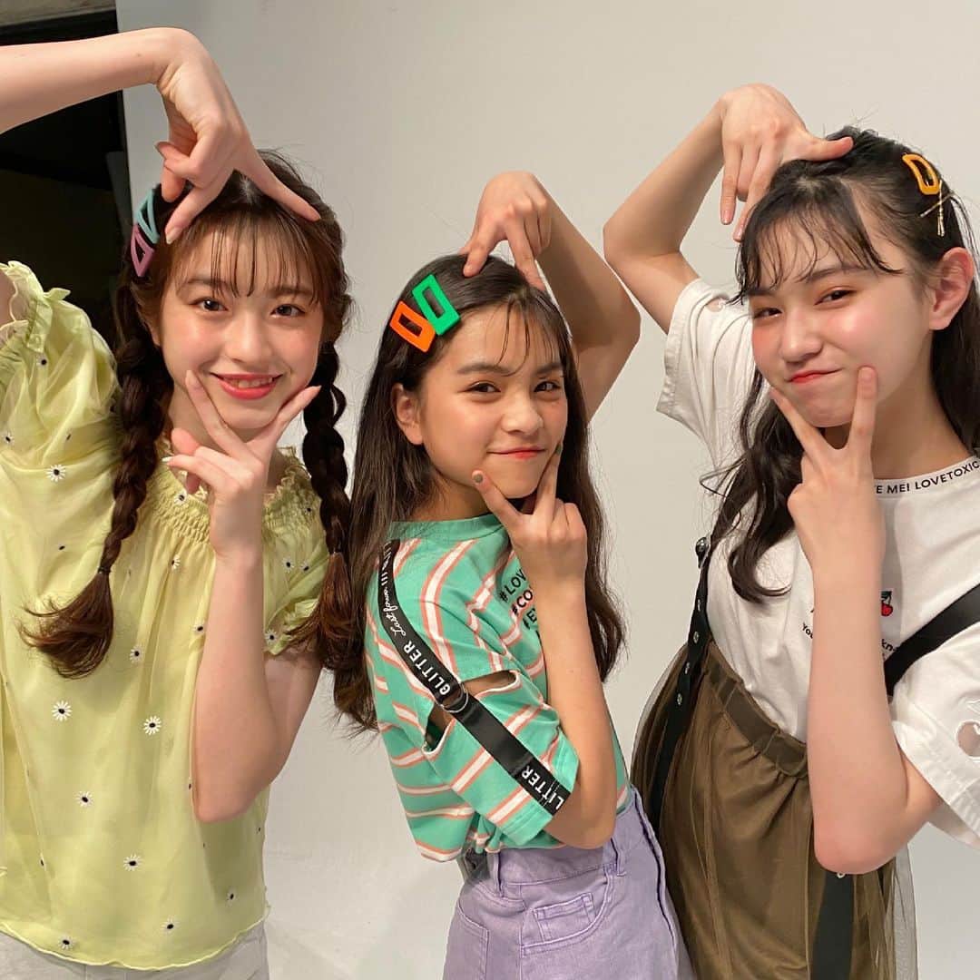 ニコ☆プチのインスタグラム：「♡♡♡ . アヤナです！コハナです！もんちゃんです！ 3人合わせてアコもんです😚😚😚💘 . 実はこのポーズ、3人が考案した アコもんポーズ✌️なんだよ🌈🎉 . ハピフルな3人がプチ読のみんなと一緒につくった 超かわいいサンダルにもご注目っ😏💘 . #アコもんプロジェクト #葛西杏也菜 #有坂心花 #森﨑美月 #abcmart #ニコプチ #サンダル @abc_mart_japan @abcmart_kids」