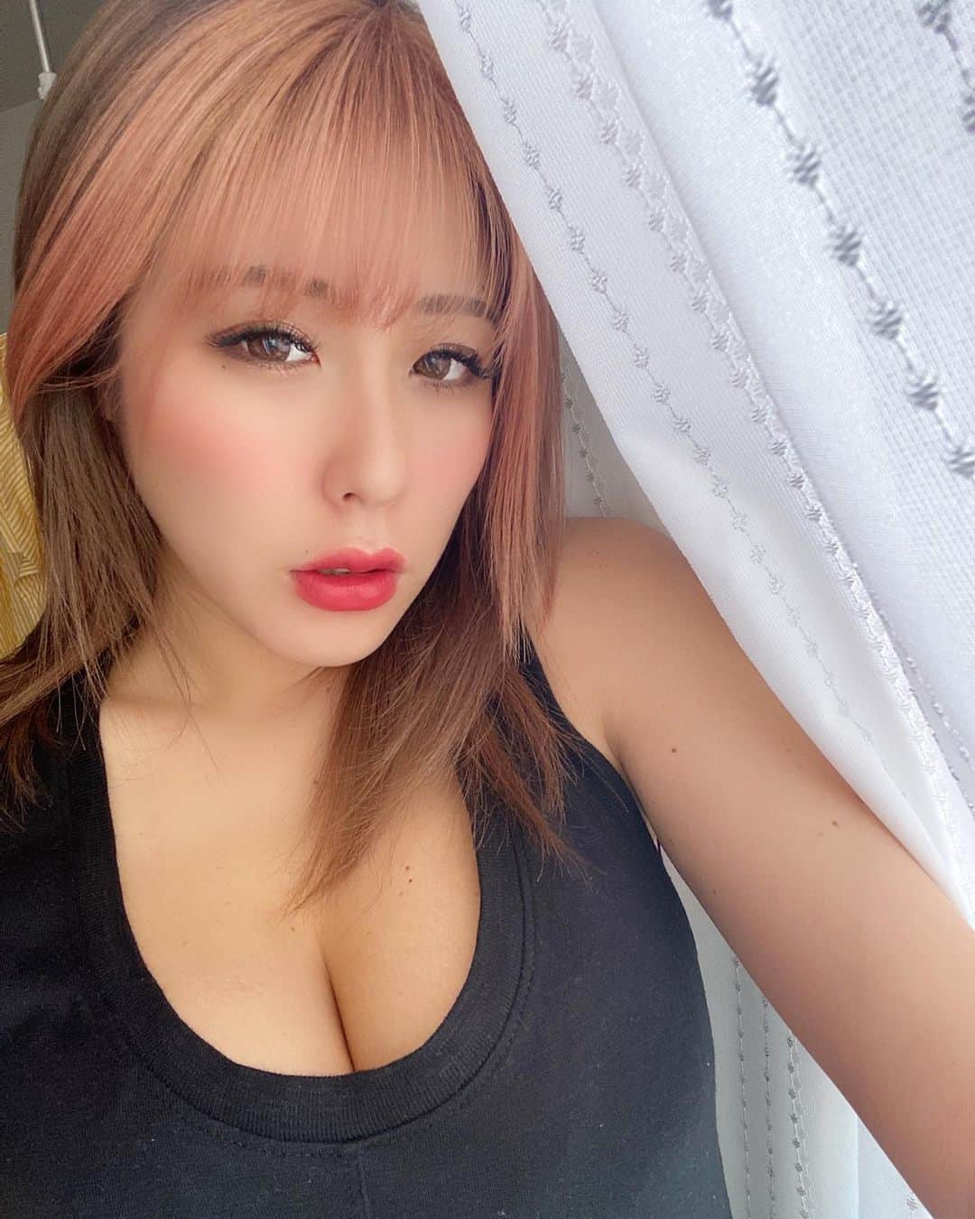 りなのインスタグラム：「ミルクティー色って 言ったのに なんかピンクになってるのよね😇」