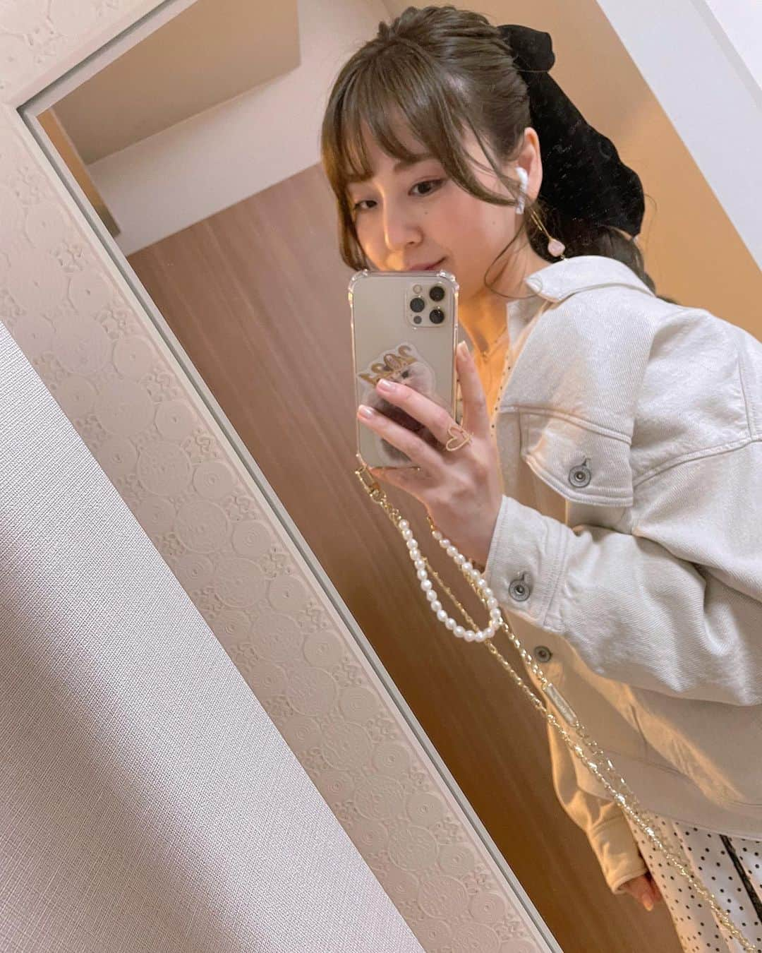 磯田彩実さんのインスタグラム写真 - (磯田彩実Instagram)「. . #お気に入りのアウター. #stola. #ストラ. . . #この前の私服. . . #お家の中も寒ーい🏠🥶. #お洗濯に勤しむGW. . . #以上です。. #tvh#アナウンサー#磯田彩実.」5月3日 11時31分 - ayami_isoda.tvh7