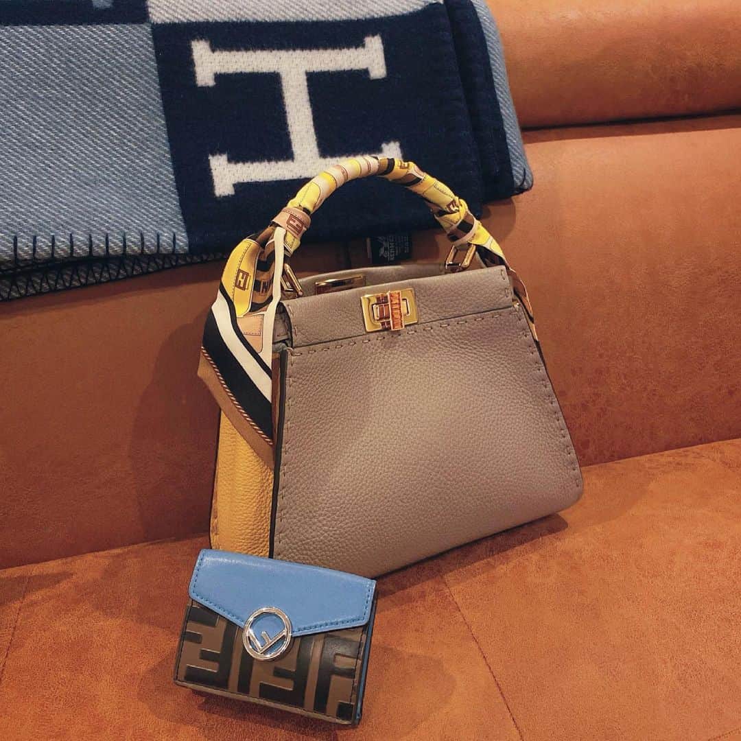 サキ吉さんのインスタグラム写真 - (サキ吉Instagram)「使ってるお財布よく聞かれるので👛 3年前くらいに👨に貰った FENDIのミニ財布をずっと大切にしてます🙌💕 ． #fendi  #fendipeekaboo  #ピーカブー #ミニ財布」5月3日 11時43分 - sakikichi1201