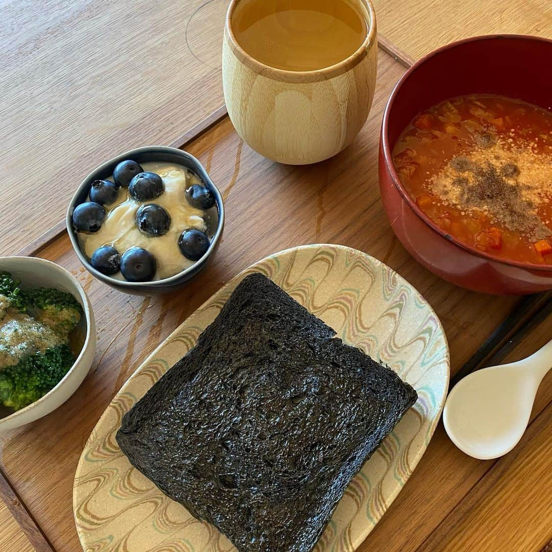 熊谷真実さんのインスタグラム写真 - (熊谷真実Instagram)「早いお昼ご飯  ランチョンマット濡れてる  冷凍してた竹炭食パン　オリーブおばさんのオリーブオイルたっぷり  豆乳ヨーグルトに浜松のブルーベリーに浜松の蜂蜜 浜松のブロッコリー 知久屋のトマトスープ （パルメザンにヒハツという香辛料） 昆布の出汁だけ（お塩は入ってません）  今日もたっぷりブランチでスタート  静岡県の人しか見られないんですが、 SBSオレンジ、4時50分から！ みてね！  #熊谷真実#ブランチ#お昼ご飯#知久屋のトマトスープ#知久屋大好き#竹炭パン#浜松野菜#浜松果物」5月3日 11時55分 - mami_kumagai310