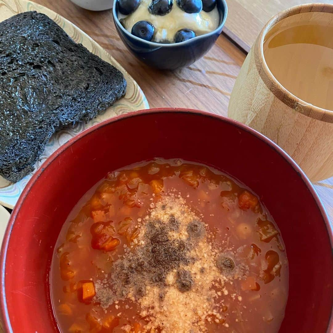 熊谷真実さんのインスタグラム写真 - (熊谷真実Instagram)「早いお昼ご飯  ランチョンマット濡れてる  冷凍してた竹炭食パン　オリーブおばさんのオリーブオイルたっぷり  豆乳ヨーグルトに浜松のブルーベリーに浜松の蜂蜜 浜松のブロッコリー 知久屋のトマトスープ （パルメザンにヒハツという香辛料） 昆布の出汁だけ（お塩は入ってません）  今日もたっぷりブランチでスタート  静岡県の人しか見られないんですが、 SBSオレンジ、4時50分から！ みてね！  #熊谷真実#ブランチ#お昼ご飯#知久屋のトマトスープ#知久屋大好き#竹炭パン#浜松野菜#浜松果物」5月3日 11時55分 - mami_kumagai310