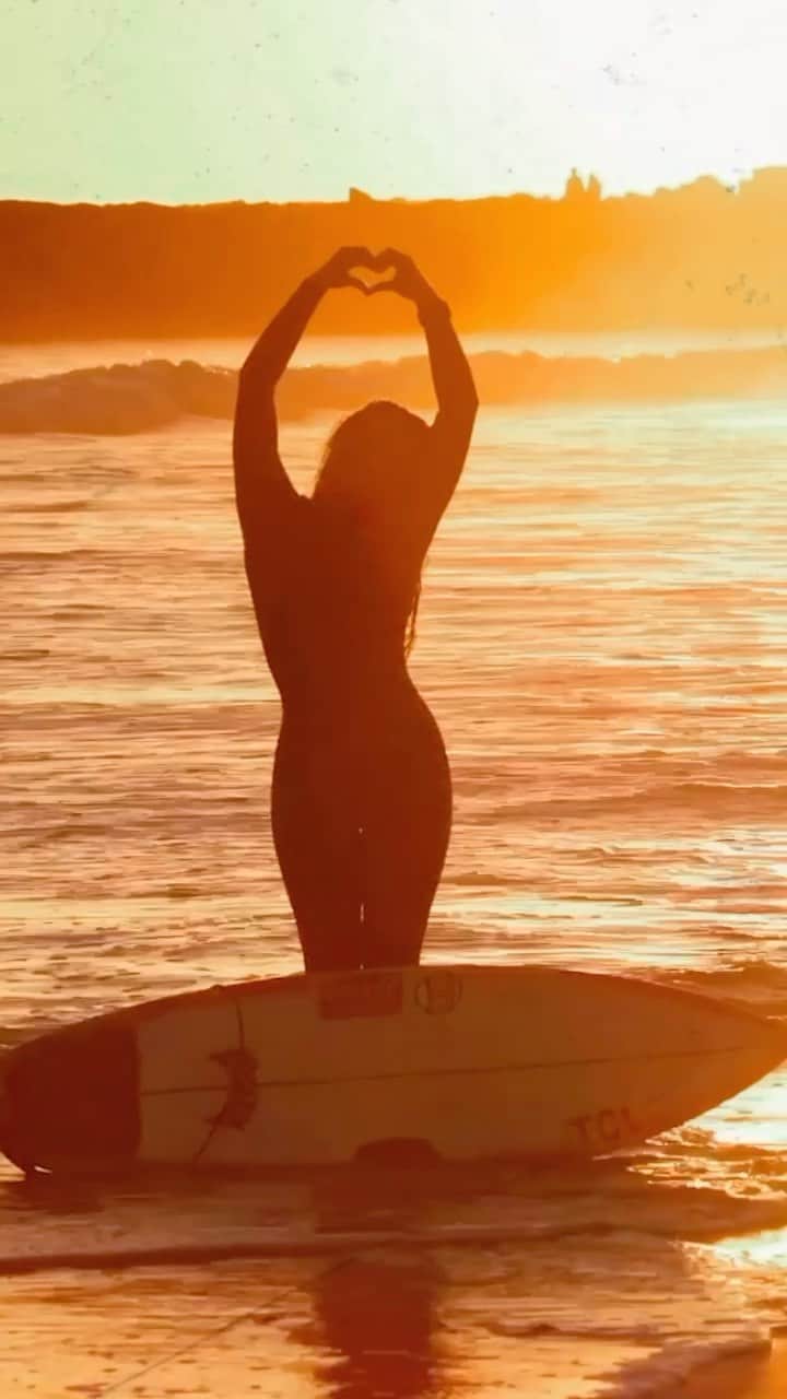 ティア・ブランコのインスタグラム：「Golden session 🔥🔥🔥 the ocean is home!!!! Clips by @jettygirlsurfmag / @tcl_usa @sector9 @shopvejii @dearselfskincare @raen @jonesea」