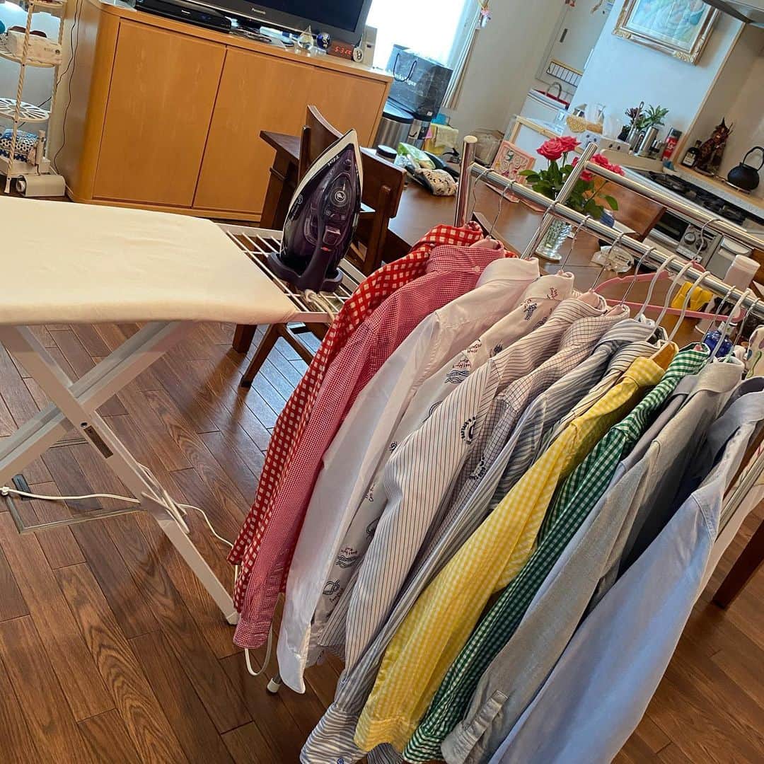 岩崎宏美さんのインスタグラム写真 - (岩崎宏美Instagram)「本日オフ❣️ 早起きしたので、クローゼットの整理していたら、アイロンかけたくなるようなシャツを大量に見つけ、なんとか午前中のうちにアイロンがけ終了❗️ とてつもなく幸せ❤️ #アイロン #ビームス #ボートハウス #ユニクロ #アバクロ #ホリスター」5月3日 12時00分 - hiromiiwasaki_official