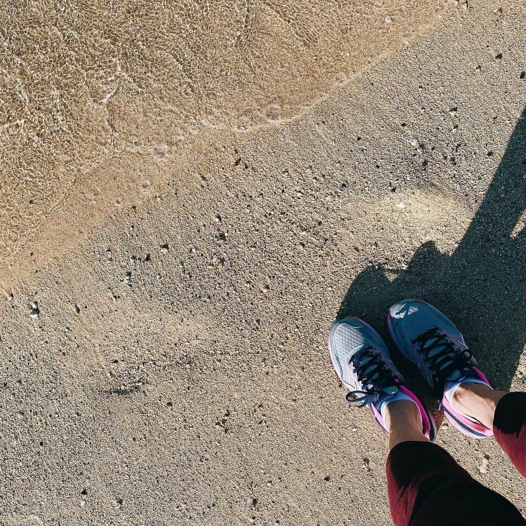 広瀬香美さんのインスタグラム写真 - (広瀬香美Instagram)「walking 砂浜を波打ち際まで🌴♡  #honolulu #広瀬香美 #kohmihirose」5月3日 12時07分 - kohmi.hirose