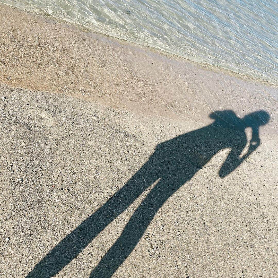広瀬香美さんのインスタグラム写真 - (広瀬香美Instagram)「walking 砂浜を波打ち際まで🌴♡  #honolulu #広瀬香美 #kohmihirose」5月3日 12時07分 - kohmi.hirose