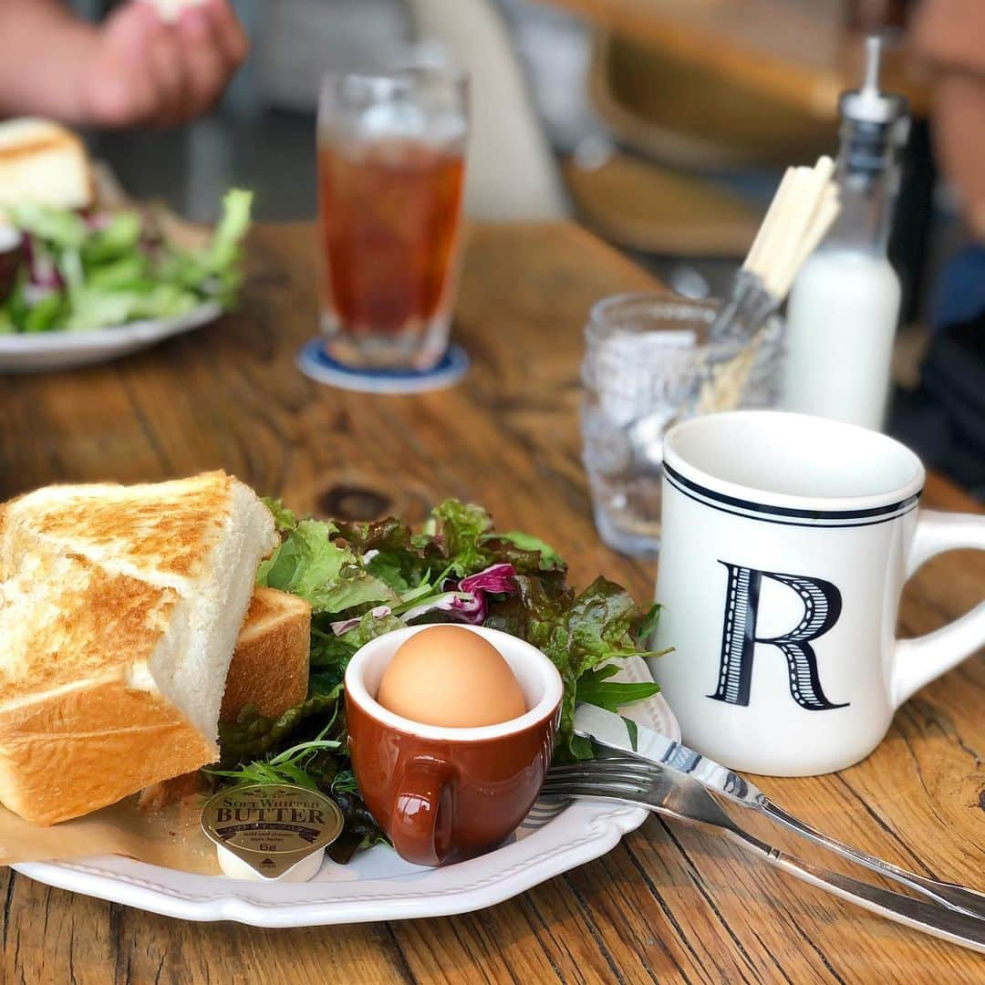 田中律子さんのインスタグラム写真 - (田中律子Instagram)「TREX KAWASAKI RIVER CAFE @trexkawasaki_rivercafe   大好きなカフェに久しぶりにお邪魔してきた💛  日本サップヨガ協会でもイベントしたり、忘年会したり、たくさんお世話になってるカフェ☕️ 律子のRがいたるとこにあるので、私てきには律子のRカフェって言ってます🤣リバーのRだっつーの😂  広々とした店内は、居心地が良く、センス抜群のインテリアにワクワクします💛めっちゃタイプ❗️ドストライクな内装🤩  この日は、朝からモーニングいただいて🍞美味しいコーヒーにデザートまで🍰  いつもありがとうございます💛 またお邪魔しますね、次はビール🍺飲める日に行きます🤤  #trexkawasakirivercafe  #beachlife  #大好きなカフェ #やっぱりいつ行ってもときめく #ワクワク  #r」5月3日 12時08分 - ri2kotanaka