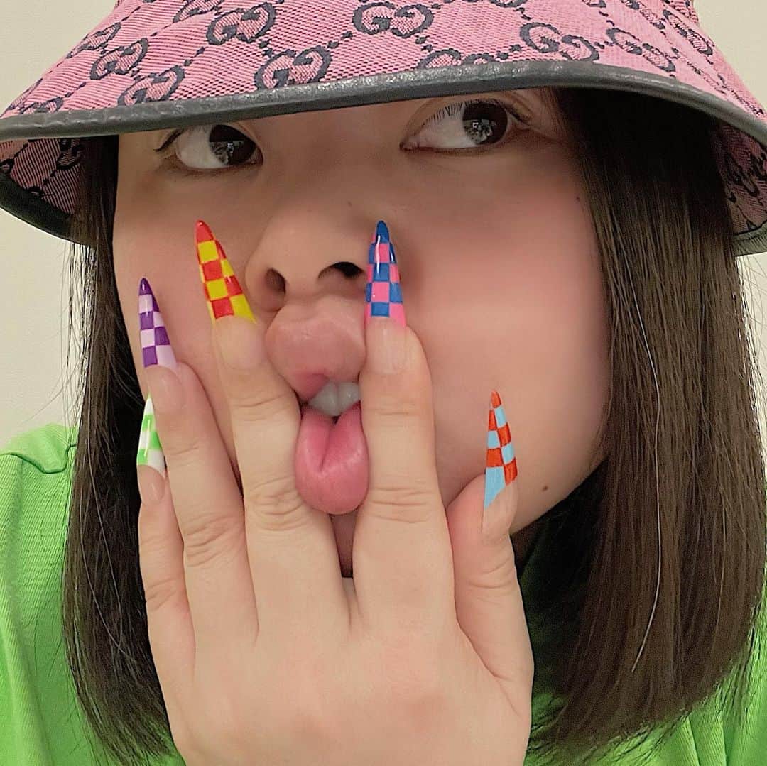 渡辺直美のインスタグラム：「Got my nails did!! Longest nails ever! Obviously not cooking anymore! @nailsbymei thank you 💗✨💅  Got mad love for my grey hair💕  人生最長ネイル💅自炊は捨てました🍳 @nailsbymei さんありがとうございます🙏  てか白髪がかわいすぎる🤣 すぐ表に出てきてメッシュ演じてくる🤣 そのうち髭にも白髪出てくるのかな？ 楽しミンミンゼミ🥺  #クッションパン強にぎり #stuffedtoybread」