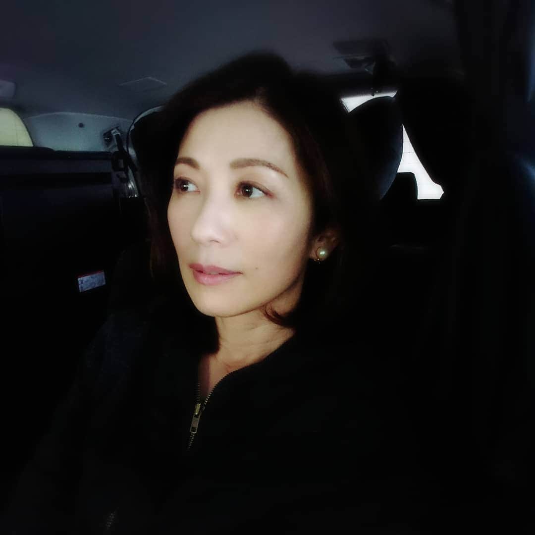 中田有紀さんのインスタグラム写真 中田有紀instagram 今日は一日仕事です 車で待機中 黒いパーカーを着ているので黒い車内で顔だけ浮いてる ロケ 待機中 視線を外してみた 5月3日 12時29分 Akinakada0508