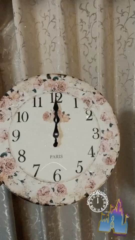 フジテレビアナウンサーのインスタグラム：「. 【おうち応援プロジェクト】「デジタル紙芝居」毎週月曜更新中♪  靴が脱げてしまっても、そのまま慌てて去っていく👠この物語の象徴的なシーンです✨物語の名はもちろん…😉 （本編はプロフィールのリンクからご覧いただけます。ぜひご覧くださいね☺️）  第７回　「シンデレラ」　アンドルー・ラング ナレーターA  内田嶺衣奈 ナレーターB  井上清華 シンデレラ　佐久間みなみ 姉A  三田友梨佳 姉B  小澤陽子 乳母（魔法使い）梅津弥英子 王子様　大川立樹 王様、お役人　佐野瑞樹 貴族A、門番　榎並大二郎 貴族B  西山喜久恵  挿絵：杉山宏樹（フジテレビ美術制作局）  YouTubeでも配信中 →『フジテレビ　デジタル紙芝居』で検索してください☺️ ぬりえや台本はフジテレビCSRのHPでダウンロードできます🎨 →『フジテレビ　おうち応援プロジェクト』で検索してみてください☺️  デジタル紙芝居〈これまでの5作品〉は… ☺︎IGTV動画 ☺︎ストーリーのアーカイブ いずれの方法からもご覧いただけます☺️  #フジテレビアナウンサー #内田嶺衣奈 #井上清華 #佐久間みなみ #三田友梨佳 #小澤陽子 #梅津弥英子 #大川立樹 #佐野瑞樹 #榎並大二郎 #西山喜久恵 #デジタル紙芝居 #シンデレラ #読み聞かせ #国語 #音読 #低学年 #Kamishibai #kenjimiyazawa #japanesestorytelling #storyforkids #beautifulcolors #onlinebookreading #homelearning」