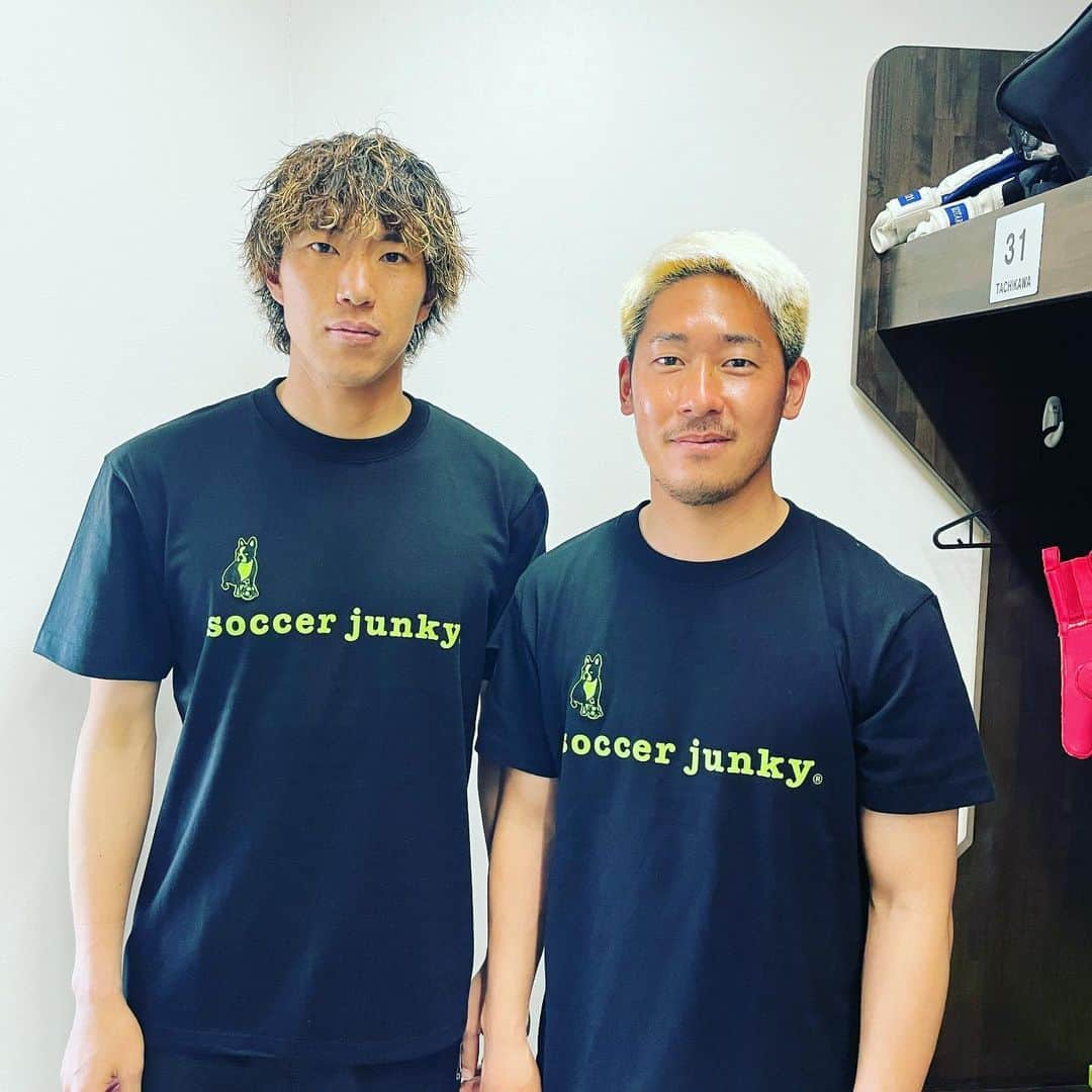 高橋諒さんのインスタグラム写真 - (高橋諒Instagram)「☆緊急告知　コラボTシャツ発売‼︎☆ いつもサポート頂いているclaudiopandianiさんとコラボTシャツを4日朝10:00より、ららぽーと湘南平塚店にて限定発売する事になりました‼︎ デザインは僕たちのイメージカラーになってます！ また、パンディアーニ君は刺繍の特別仕様です！ サイズなど数量限定なので、この機会をお見逃しのないようにお早めにお求め下さい！ 更にこのTシャツをお買い上げのお客様に、抽選で2名様に僕たちの使用済みアイテムをプレゼントします！ 詳しくはショップスタッフに聞いてみてください！ サポーターの皆様、是非是非一緒に着ましょう！   #クラウディオパンディアーニ #claudiopandiani #サッカージャンキー #soccerJunky #富居大樹 #高橋諒 #湘南ベルマーレ #コラボ #TEE #ららぽーと湘南平塚 #いぬすたぐらむ #犬バカ部 #フレンチブルドック #ボストンテリア #frenchbulldog  #bostonterrier  #buhi  #ブヒ #犬好きな人と繋がりたい  #サッカー好きな人と繋がりたい  #フットサル好きと繋がりたい  #スポーツ好きな人と繋がりたい  #サッカー #soccer #フットサル #フットサル女子 #フットサル男子 #football #サポーター #スポーツ女子」5月3日 12時24分 - ryo.0606