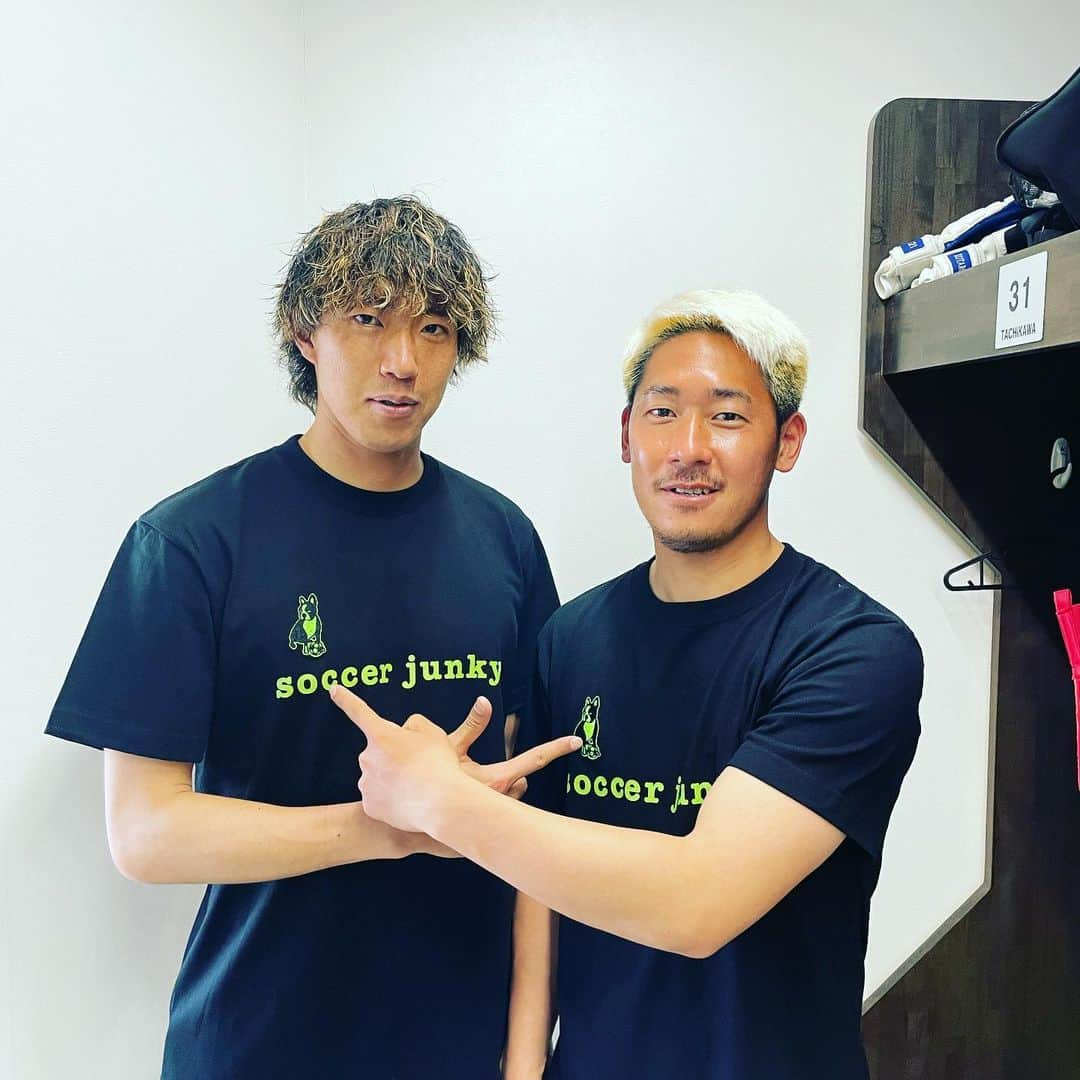 高橋諒さんのインスタグラム写真 - (高橋諒Instagram)「☆緊急告知　コラボTシャツ発売‼︎☆ いつもサポート頂いているclaudiopandianiさんとコラボTシャツを4日朝10:00より、ららぽーと湘南平塚店にて限定発売する事になりました‼︎ デザインは僕たちのイメージカラーになってます！ また、パンディアーニ君は刺繍の特別仕様です！ サイズなど数量限定なので、この機会をお見逃しのないようにお早めにお求め下さい！ 更にこのTシャツをお買い上げのお客様に、抽選で2名様に僕たちの使用済みアイテムをプレゼントします！ 詳しくはショップスタッフに聞いてみてください！ サポーターの皆様、是非是非一緒に着ましょう！   #クラウディオパンディアーニ #claudiopandiani #サッカージャンキー #soccerJunky #富居大樹 #高橋諒 #湘南ベルマーレ #コラボ #TEE #ららぽーと湘南平塚 #いぬすたぐらむ #犬バカ部 #フレンチブルドック #ボストンテリア #frenchbulldog  #bostonterrier  #buhi  #ブヒ #犬好きな人と繋がりたい  #サッカー好きな人と繋がりたい  #フットサル好きと繋がりたい  #スポーツ好きな人と繋がりたい  #サッカー #soccer #フットサル #フットサル女子 #フットサル男子 #football #サポーター #スポーツ女子」5月3日 12時24分 - ryo.0606