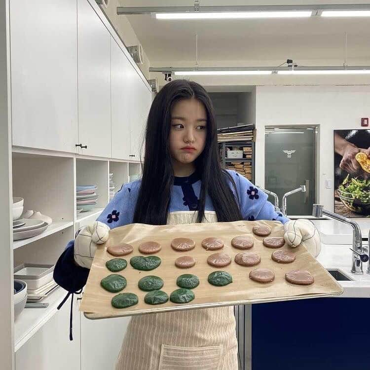 チャン・ウォニョンさんのインスタグラム写真 - (チャン・ウォニョンInstagram)「do you like coffee ? 🥺🖤 #IZONE #JANGWONYOUNG #WONYOUNG #아이즈원 #장원영 #원영」5月3日 12時54分 - wonyoung__ive