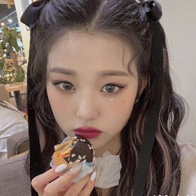 チャン・ウォニョンさんのインスタグラム写真 - (チャン・ウォニョンInstagram)「do you like coffee ? 🥺🖤 #IZONE #JANGWONYOUNG #WONYOUNG #아이즈원 #장원영 #원영」5月3日 12時54分 - wonyoung__ive