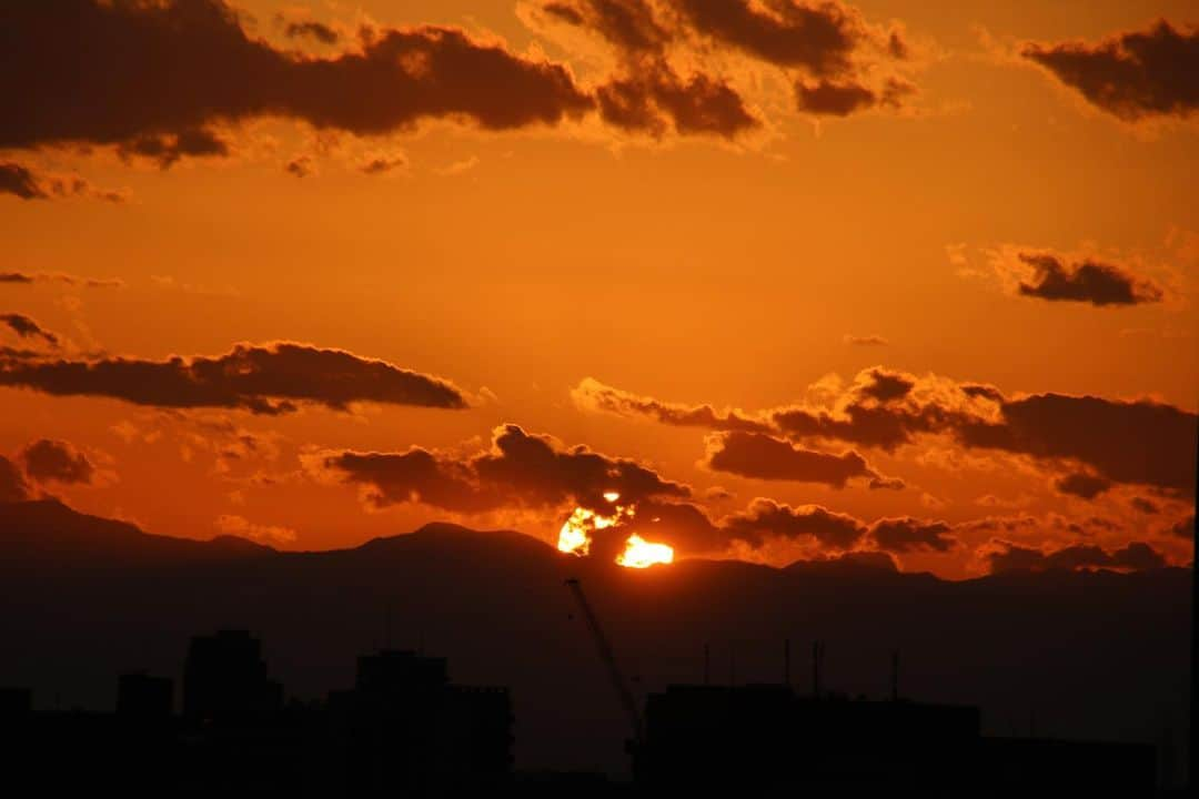 坂元美香さんのインスタグラム写真 - (坂元美香Instagram)「today's sunset 2021/05/03 18:22  良い一日でした！ と思わせてくれる夕陽。 東京も悪くない。 とか言ってみたけど 東京しか知りません😅  #sunsetphotobymikasakamoto  #sunset #夕陽 #夕日 #夕焼け #tokyosky #やっぱり空が好き #イマソラ  #CanonEOSKiss8」5月3日 18時36分 - mika_saka