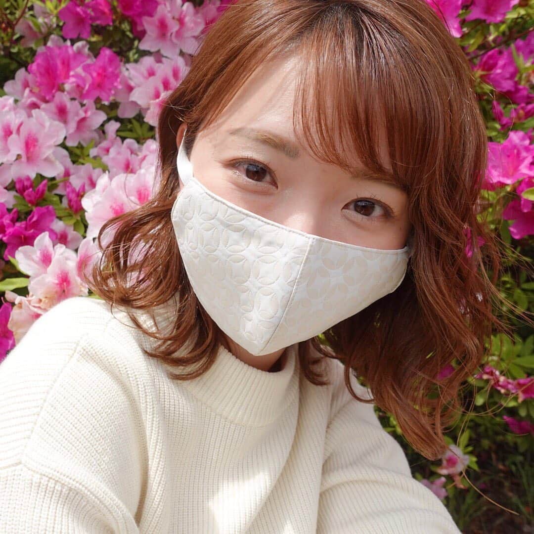 的場絢香さんのインスタグラム写真 - (的場絢香Instagram)「*﻿ ﻿ どこか出かけるときは、﻿ スマホ、お財布、鍵、と一緒に﻿ すっかりマスクも必須アイテムですね。﻿ ﻿ だからこそ、﻿ マスクもオシャレを楽しみませんか♡﻿ わたしがしてるこのマスク。﻿ 金沢のデザイナー高瀬由紀さんのブランド﻿ 「yuki takase」の珪藻土マスクです🌷﻿ ▶︎ @yukitakase_brand  ﻿ オシャレなだけじゃなくて、﻿ 機能性もバッチリ！﻿ 表地はお洋服で使われている生地、﻿ 裏地は石川県産の珪藻土入りの素材。﻿ だから、このマスクは蒸れにくい！サラッとしてます。﻿ あと、メイク崩れしにくい！個人の感想です。﻿ (ついたファンデはウタマロを使って手洗いしています。)﻿ いろんなデザインがあるので﻿ 毎日洋服に合わせて選んでいます♩﻿ ﻿ もうすぐ母の日。﻿ 贈り物にも喜ばれると思います𓂃🎁𓈒𓏸﻿ 今ならオリジナルシュシュもプレゼント。(5月9日まで)﻿ ﻿ 金沢市内だと、﻿ 香林坊大和 3階 と 金沢エムザ 1階﻿ で取り扱っています。﻿ インターネットでも購入できます。 ﻿ 肌にも優しくて快適なので、﻿ 気になった方ぜひ手にとってみてください💕﻿ ﻿ _ _ _ #yukitakase #pr #マスク #珪藻土 #おしゃれマスク」5月3日 18時39分 - ayaka_matoba