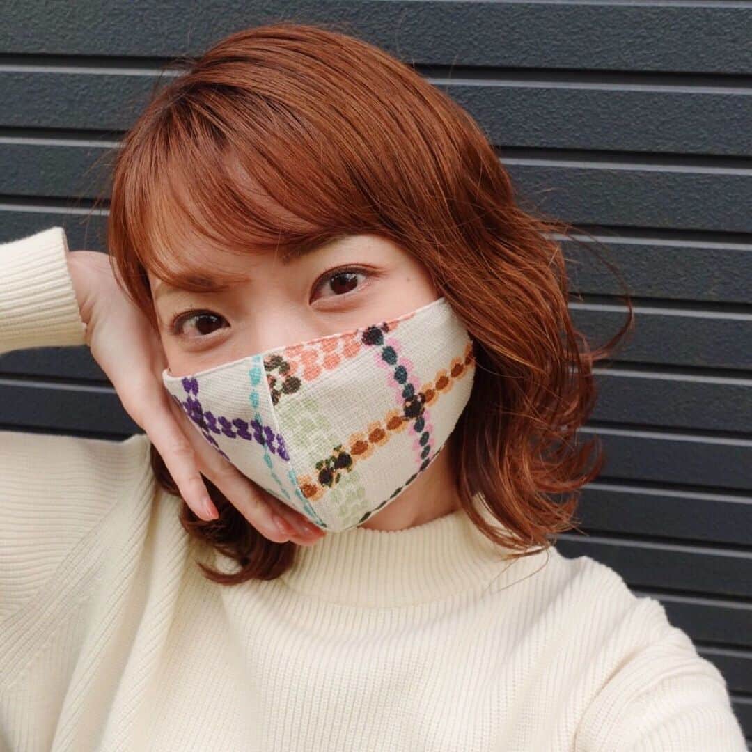 的場絢香さんのインスタグラム写真 - (的場絢香Instagram)「*﻿ ﻿ どこか出かけるときは、﻿ スマホ、お財布、鍵、と一緒に﻿ すっかりマスクも必須アイテムですね。﻿ ﻿ だからこそ、﻿ マスクもオシャレを楽しみませんか♡﻿ わたしがしてるこのマスク。﻿ 金沢のデザイナー高瀬由紀さんのブランド﻿ 「yuki takase」の珪藻土マスクです🌷﻿ ▶︎ @yukitakase_brand  ﻿ オシャレなだけじゃなくて、﻿ 機能性もバッチリ！﻿ 表地はお洋服で使われている生地、﻿ 裏地は石川県産の珪藻土入りの素材。﻿ だから、このマスクは蒸れにくい！サラッとしてます。﻿ あと、メイク崩れしにくい！個人の感想です。﻿ (ついたファンデはウタマロを使って手洗いしています。)﻿ いろんなデザインがあるので﻿ 毎日洋服に合わせて選んでいます♩﻿ ﻿ もうすぐ母の日。﻿ 贈り物にも喜ばれると思います𓂃🎁𓈒𓏸﻿ 今ならオリジナルシュシュもプレゼント。(5月9日まで)﻿ ﻿ 金沢市内だと、﻿ 香林坊大和 3階 と 金沢エムザ 1階﻿ で取り扱っています。﻿ インターネットでも購入できます。 ﻿ 肌にも優しくて快適なので、﻿ 気になった方ぜひ手にとってみてください💕﻿ ﻿ _ _ _ #yukitakase #pr #マスク #珪藻土 #おしゃれマスク」5月3日 18時39分 - ayaka_matoba
