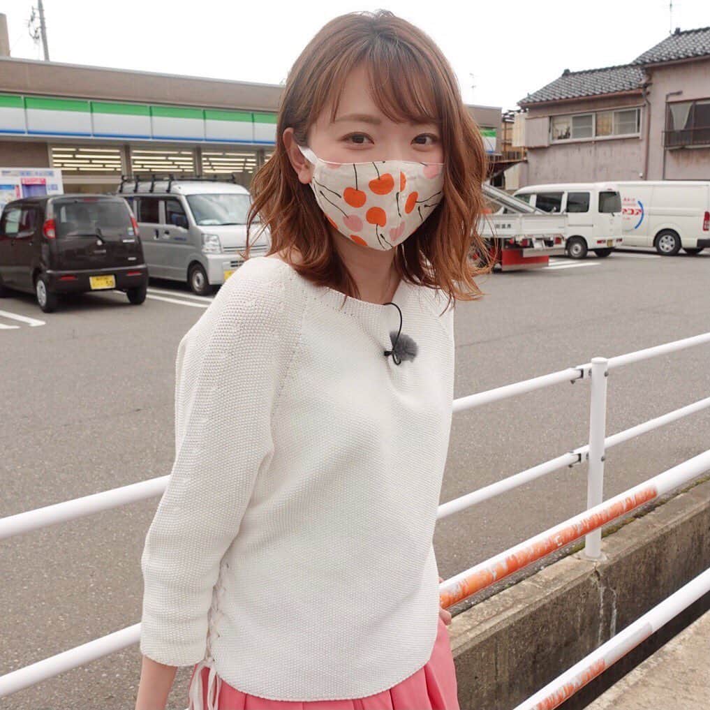 的場絢香さんのインスタグラム写真 - (的場絢香Instagram)「*﻿ ﻿ どこか出かけるときは、﻿ スマホ、お財布、鍵、と一緒に﻿ すっかりマスクも必須アイテムですね。﻿ ﻿ だからこそ、﻿ マスクもオシャレを楽しみませんか♡﻿ わたしがしてるこのマスク。﻿ 金沢のデザイナー高瀬由紀さんのブランド﻿ 「yuki takase」の珪藻土マスクです🌷﻿ ▶︎ @yukitakase_brand  ﻿ オシャレなだけじゃなくて、﻿ 機能性もバッチリ！﻿ 表地はお洋服で使われている生地、﻿ 裏地は石川県産の珪藻土入りの素材。﻿ だから、このマスクは蒸れにくい！サラッとしてます。﻿ あと、メイク崩れしにくい！個人の感想です。﻿ (ついたファンデはウタマロを使って手洗いしています。)﻿ いろんなデザインがあるので﻿ 毎日洋服に合わせて選んでいます♩﻿ ﻿ もうすぐ母の日。﻿ 贈り物にも喜ばれると思います𓂃🎁𓈒𓏸﻿ 今ならオリジナルシュシュもプレゼント。(5月9日まで)﻿ ﻿ 金沢市内だと、﻿ 香林坊大和 3階 と 金沢エムザ 1階﻿ で取り扱っています。﻿ インターネットでも購入できます。 ﻿ 肌にも優しくて快適なので、﻿ 気になった方ぜひ手にとってみてください💕﻿ ﻿ _ _ _ #yukitakase #pr #マスク #珪藻土 #おしゃれマスク」5月3日 18時39分 - ayaka_matoba