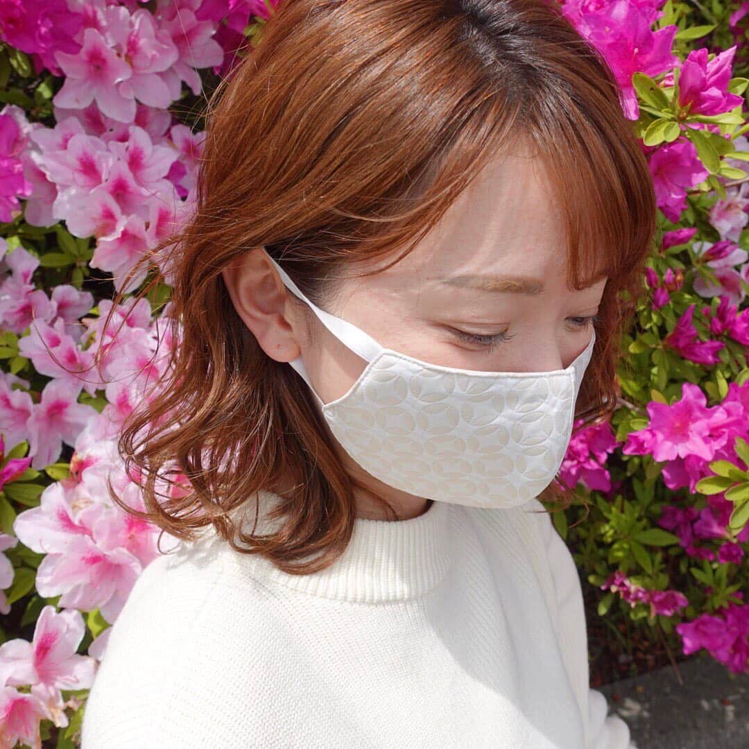 的場絢香さんのインスタグラム写真 - (的場絢香Instagram)「*﻿ ﻿ どこか出かけるときは、﻿ スマホ、お財布、鍵、と一緒に﻿ すっかりマスクも必須アイテムですね。﻿ ﻿ だからこそ、﻿ マスクもオシャレを楽しみませんか♡﻿ わたしがしてるこのマスク。﻿ 金沢のデザイナー高瀬由紀さんのブランド﻿ 「yuki takase」の珪藻土マスクです🌷﻿ ▶︎ @yukitakase_brand  ﻿ オシャレなだけじゃなくて、﻿ 機能性もバッチリ！﻿ 表地はお洋服で使われている生地、﻿ 裏地は石川県産の珪藻土入りの素材。﻿ だから、このマスクは蒸れにくい！サラッとしてます。﻿ あと、メイク崩れしにくい！個人の感想です。﻿ (ついたファンデはウタマロを使って手洗いしています。)﻿ いろんなデザインがあるので﻿ 毎日洋服に合わせて選んでいます♩﻿ ﻿ もうすぐ母の日。﻿ 贈り物にも喜ばれると思います𓂃🎁𓈒𓏸﻿ 今ならオリジナルシュシュもプレゼント。(5月9日まで)﻿ ﻿ 金沢市内だと、﻿ 香林坊大和 3階 と 金沢エムザ 1階﻿ で取り扱っています。﻿ インターネットでも購入できます。 ﻿ 肌にも優しくて快適なので、﻿ 気になった方ぜひ手にとってみてください💕﻿ ﻿ _ _ _ #yukitakase #pr #マスク #珪藻土 #おしゃれマスク」5月3日 18時39分 - ayaka_matoba