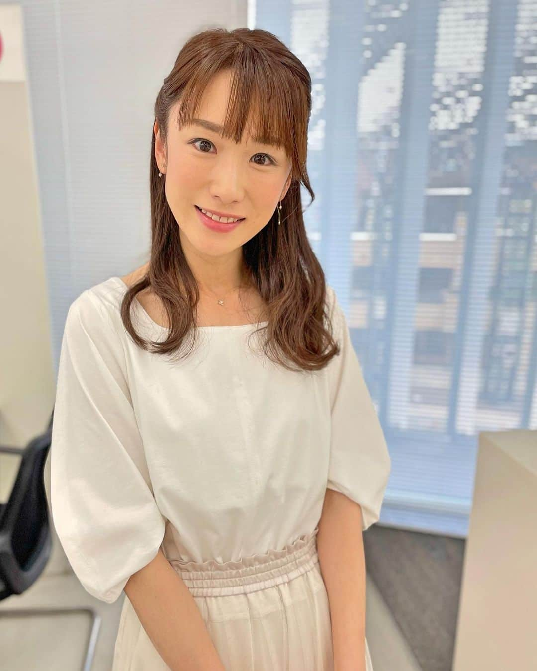 堂真理子さんのインスタグラム写真 - (堂真理子Instagram)「本日も「ワイド！スクランブル」をご覧下さりありがとうございます😊 ピックアップニュースの衣装は、  ☆カットソー,スカート… #EPOCA ☆アクセサリー… #starjewelry  でした✨ また木曜日にお会いしました💕 3枚目は横顔バージョン♫  　#大下容子ワイドスクランブル #ワイドスクランブル #ニュース #テレビ朝日　#堂真理子 #アナウンサー #アナウンサー衣装」5月3日 14時48分 - mariko_do