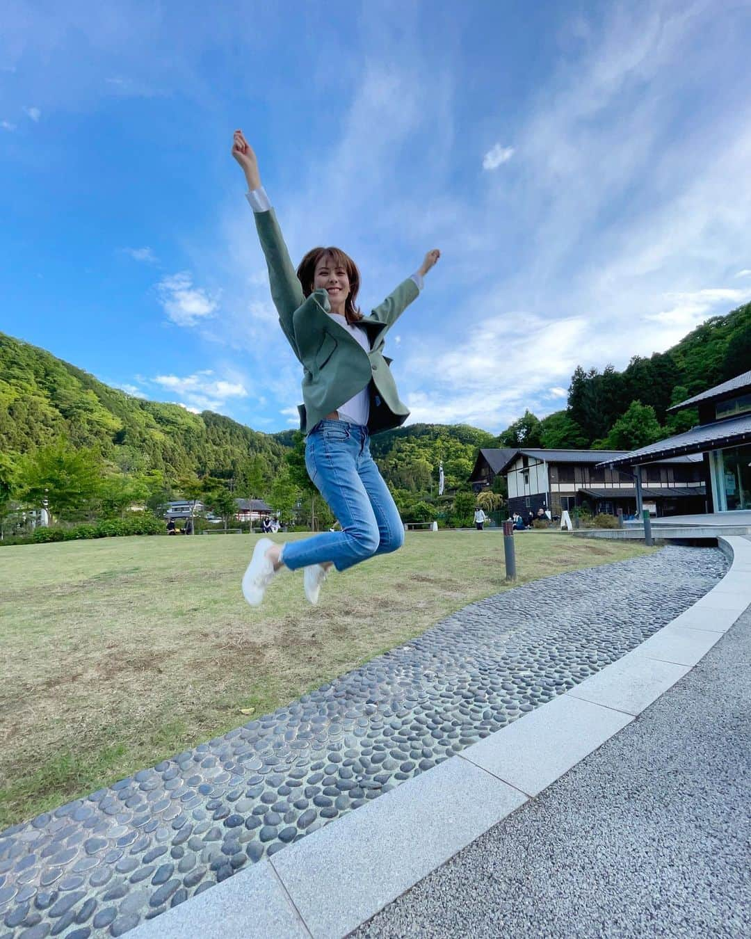 藤井美菜さんのインスタグラム写真 - (藤井美菜Instagram)「. 自撮りに成功😝 昨日の空、青くて綺麗だったなぁ。私は新しい作品の撮影に入っています。撮影帰りの綺麗な空と写真が撮りたくてジャンプしたら、タイマーカメラとうまく連携がとれて嬉しかったです。皆さん良き連休をお過ごしください😙💓 셀카 찍기 성공😝 어제 하늘, 푸르고 예뻤어요. 저는 새로운 작품 촬영에 들어갔어요. 촬영을 마치고 예쁜 하늘과 사진을 찍고 싶어서 점프했는데 타이머카메라랑 소통이 잘 되서 타이밍이 너무 좋아서 기분이 좋았네요. 일본은 골든 위크가 시작했어요. 한국 여러분은 요즘 어떻게 지내시나요🥺💓 I succeeded to take pictures by my self😆What a beautiful sky!!  Recently, my instagram followers from Taiwan, Malaysia, Indonesia are increased. Thank you always!! #ジャンプ#점프#jump#青空#푸른하늘#bluesky#ゴールデンウィーク#連休#골든위크#goldenweek#こどもの日#高尾山#美菜私服」5月3日 14時47分 - fujii_mina_0715