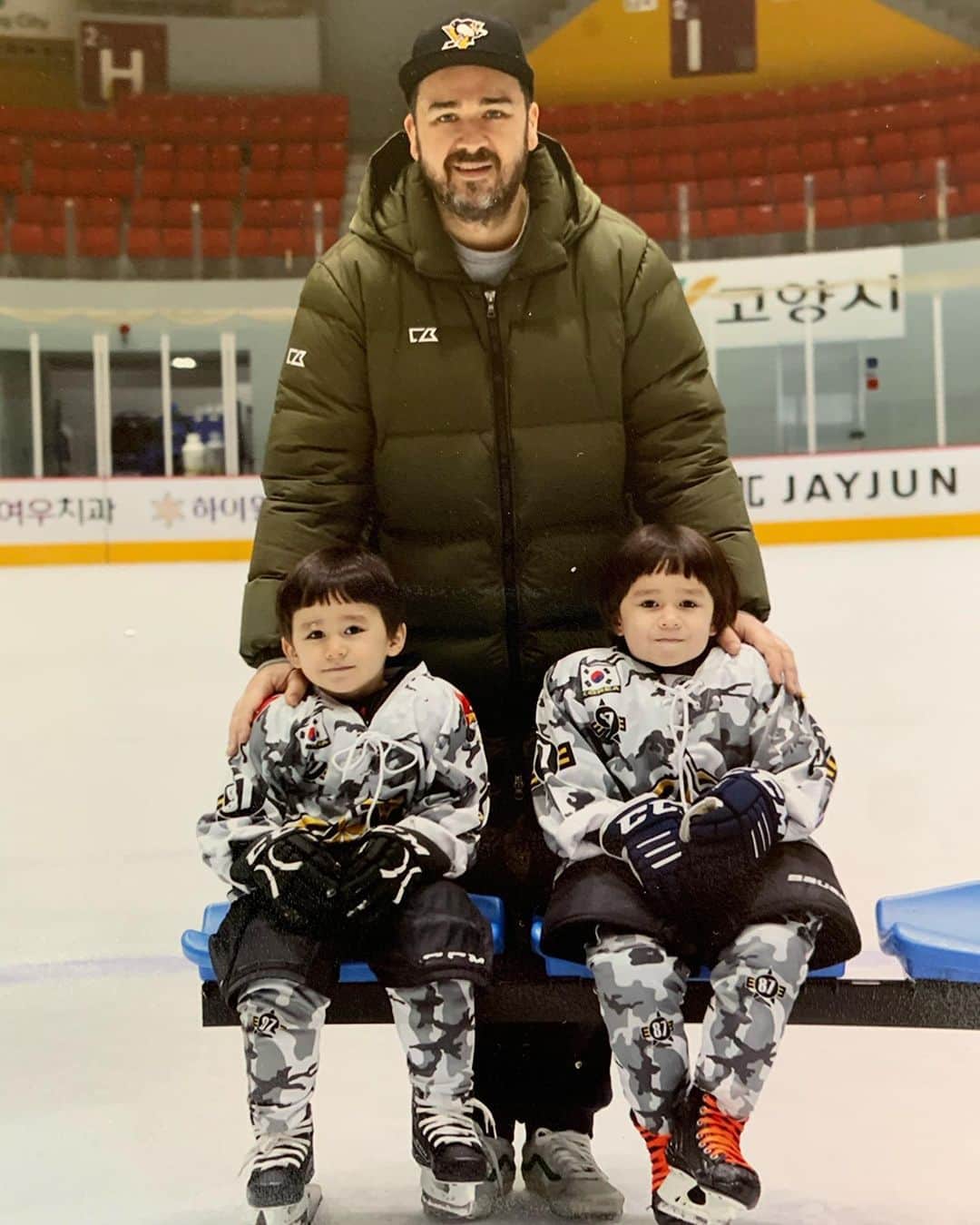 サム・ハミントンのインスタグラム：「Proud Daddy moment! 자랑스러운 아빠 순간!」