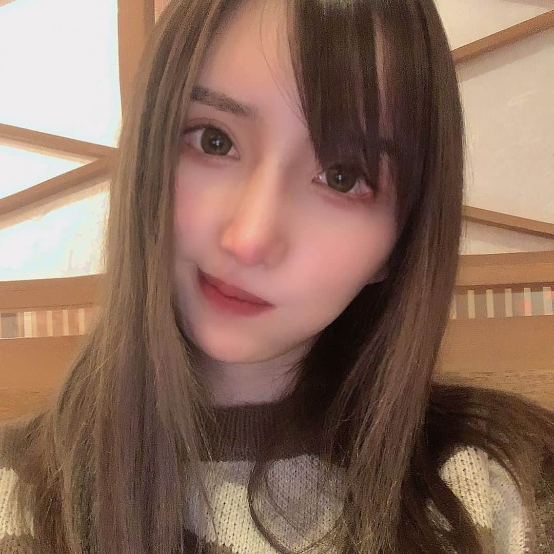 楪カレンのインスタグラム：「むむ〜！むむ〜！ 昨日は #天皇賞春 の予想を外しました☹️  #av #av女優 #競馬 #競馬女子 #競馬好き #勉強中 #楪カレン #ユズリハって読むのよ」