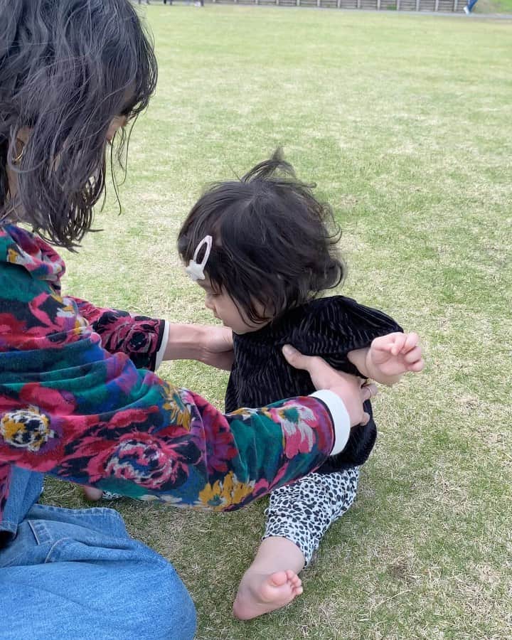 のインスタグラム：「芝生に足裏をつけるのは苦手みたい😂 少しずつ慣れていこうね🦶  #初めての芝生  #baby #babygirl #女の子ベビー #令和ベビー#9ヶ月ベビー」