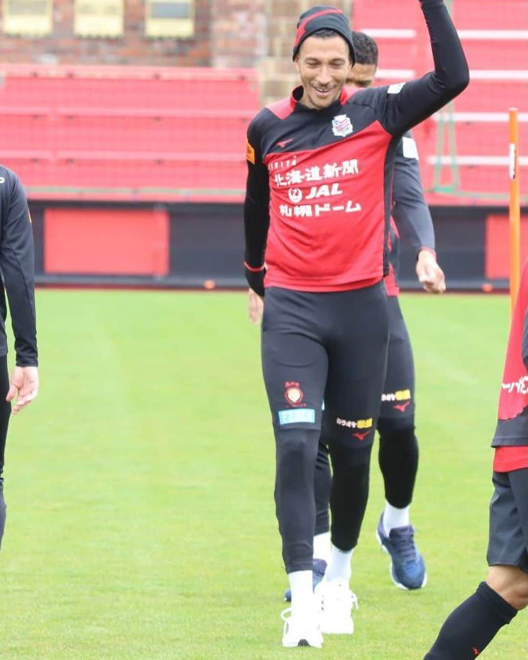 ジェイ・ボスロイドさんのインスタグラム写真 - (ジェイ・ボスロイドInstagram)「Recovery today… the team is in good spirits and we are preparing for Tosu in the cup!  Back at the #sapporodome , let’s get the win that can lead us onto a tough game away at Tokushima..   #consadole#team#together#win#belief#determination#striveforgreatness#blessed#hardwork#dedication#soccer#football#training#japan#jleague#adidas#adidastokyo」5月3日 16時08分 - jaybothroyd