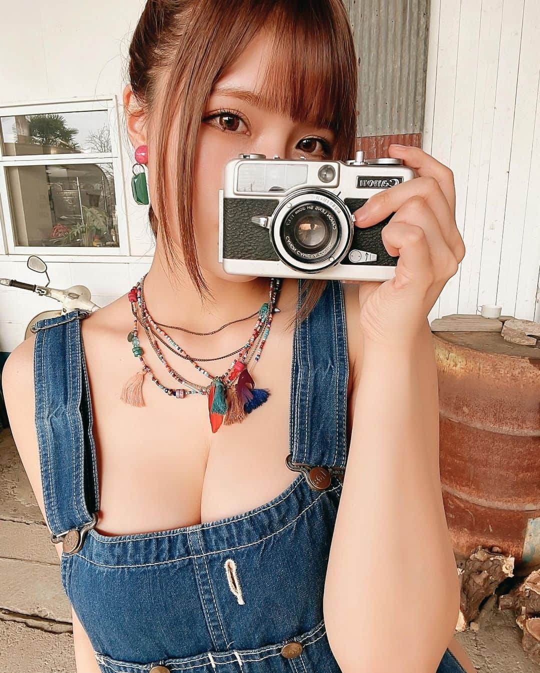 プラネットオシリスさんのインスタグラム写真 - (プラネットオシリスInstagram)「. 写真集の撮影のときにとってもかわいい #フィルムカメラ があった📸 . . #グラビア#写真集#インスタグラビア#ポニーテール#水着#オーバーオール ？」5月3日 16時26分 - planet_osiris