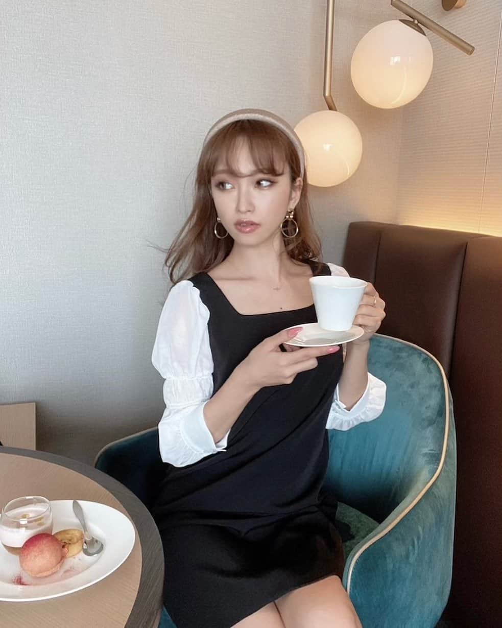 木田絵里香のインスタグラム：「. 前回大人気だったワンピースが春ver.で今週登場だよ🤍 . アフタヌーンティーとか行きたくなっちゃうかわいさ🫖笑 . 発売と同時にURLにコーデリンク貼りますねん☺︎ . #ワンピース#モノトーン#コーデ#fashion#coordinate#onepiece#cute#resexxy#lunch#🫖」
