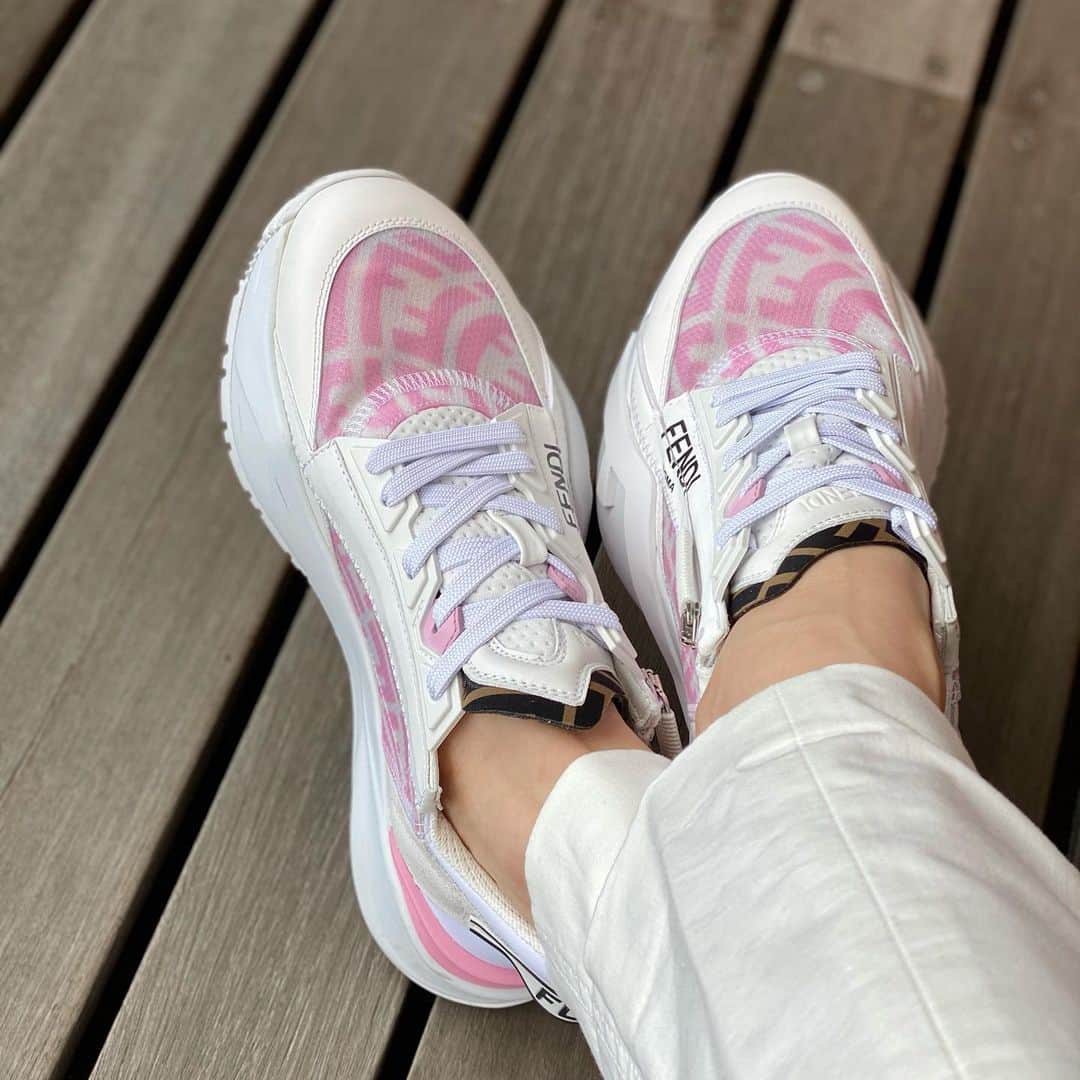 米倉涼子のインスタグラム：「最近お天気良くないけど “Fendi Flow 👟”でテンションあげて今日も行ってきまーす！  @fendi  #FendiSummerVertigo」