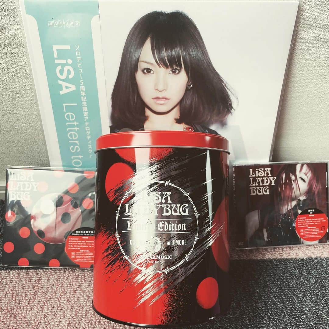 LiSAさんのインスタグラム写真 - (LiSAInstagram)「ついに明日5/19は　#LiSA10th MiNi ALBUM「LADYBUG」の発売日。本日フラゲ日。 続々受け取ったよ〜という報告や皆の街のお店さんの展開を届けてくれてありがとう。 皆が繋ぎ続けてくれたから辿り着いた10周年に大切に詰め込んだラブレター(CD)の感想は　#今日もいい日だっ　をつけて聴かせてください🐞見に行くね🐞」5月18日 11時42分 - xlisa_olivex