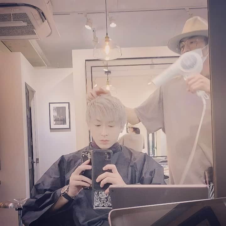 山口賢人のインスタグラム：「最終稽古が終え  本番に向けて  髪が白くなってます」