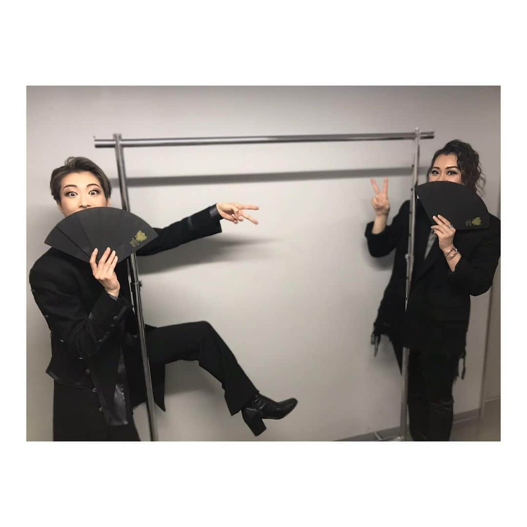 宇月颯さんのインスタグラム写真 - (宇月颯Instagram)「.﻿ .﻿ エリザベート﻿ TAKARAZUKA25周年﻿ スペシャルガラ・コンサート﻿ 思い出写真にお付き合い下さりありがとうございました❤️﻿ ﻿ 宝塚を卒業して、再びエリザベートという作品、そしてルキーニというお役に出会わせて頂き、沢山学ばせて頂きました。﻿ ガラ・コンサートでの表現の仕方に悩んだり、自信を無くしたり、何度も挫けそうになりましたが、スタッフの皆様、先生、キャストの皆様のお陰で自分なりのルキーニ像を作ることが出来た気がします。﻿ そして、応援してくださった皆様、劇場に足をお運び下さったお客様、配信でご覧になって下さった皆様、ファンの皆様…本当に本当に皆様のお陰です！！﻿ ありがとうございました！！﻿ ﻿ このような学びの場を与えて下さった、エリザベートガラ・コンサートに感謝しています✨﻿ 今この時期に、同じ宝塚で育った方々との共演もとても嬉しく有難かったです🥺❣️ 写真を撮れなかったキャストの方々との思い出もたくさんあります…😌﻿ これからも宝塚のエリザベートがずーーっと続いていきますように…🙏✨﻿ ﻿ ﻿ そして！！最後は同期との写真を💕﻿ もう、家族のような存在なので、言葉を多く交わさなくても、ずっと一緒にいなくても空気のよう…😌笑﻿ なので、写真を撮る機会を逃し、千秋楽にやっと皆で写真を撮りました🤣✌️﻿ #90期﻿ #芽吹幸奈#如月蓮#琴音和葉#玲実くれあ﻿ ﻿ 最近は、花組の同期#瀬戸かずや と#冴月瑠那 の退団公演があったり、宙組の同期#花音舞 が退団発表をしたり…﻿ 寂しくもありますが、同期の頑張りを最後まで応援したいと思いますっ💖﻿ ﻿ ﻿ 長くなりましたが…﻿ 最後は無観客、配信という形ではありましたが、この時期に、無事に最後まで公演出来たことは奇跡です…﻿ 本当に本当にありがとうございました。﻿ この経験を次にも活かして、更にパワーアップしていきたいと思いますので、7月の舞台「ル・シッド」もお楽しみにして頂けたら嬉しいです🙏💕﻿ (引き続き、さゆりと一緒！笑)﻿ ﻿ まだまだ不安な毎日ですが、皆さんもお体にお気をつけてお過ごし下さいね😌﻿ ﻿ ﻿ ﻿ ﻿ #エリザベートガラコンサート﻿ #宝塚25周年﻿ #ルキーニ﻿ #本当にありがとうございました﻿ #感謝﻿ #奇跡﻿ #東急シアターオーブ﻿ #出てみたかった劇場の1つ♡ #メイクもヘアも衣装もスペシャルバージョン﻿ #思い出アルバム﻿ #これにて終了!!﻿ ﻿ ﻿ ﻿ ﻿」5月18日 12時18分 - hayate_uzuki_official