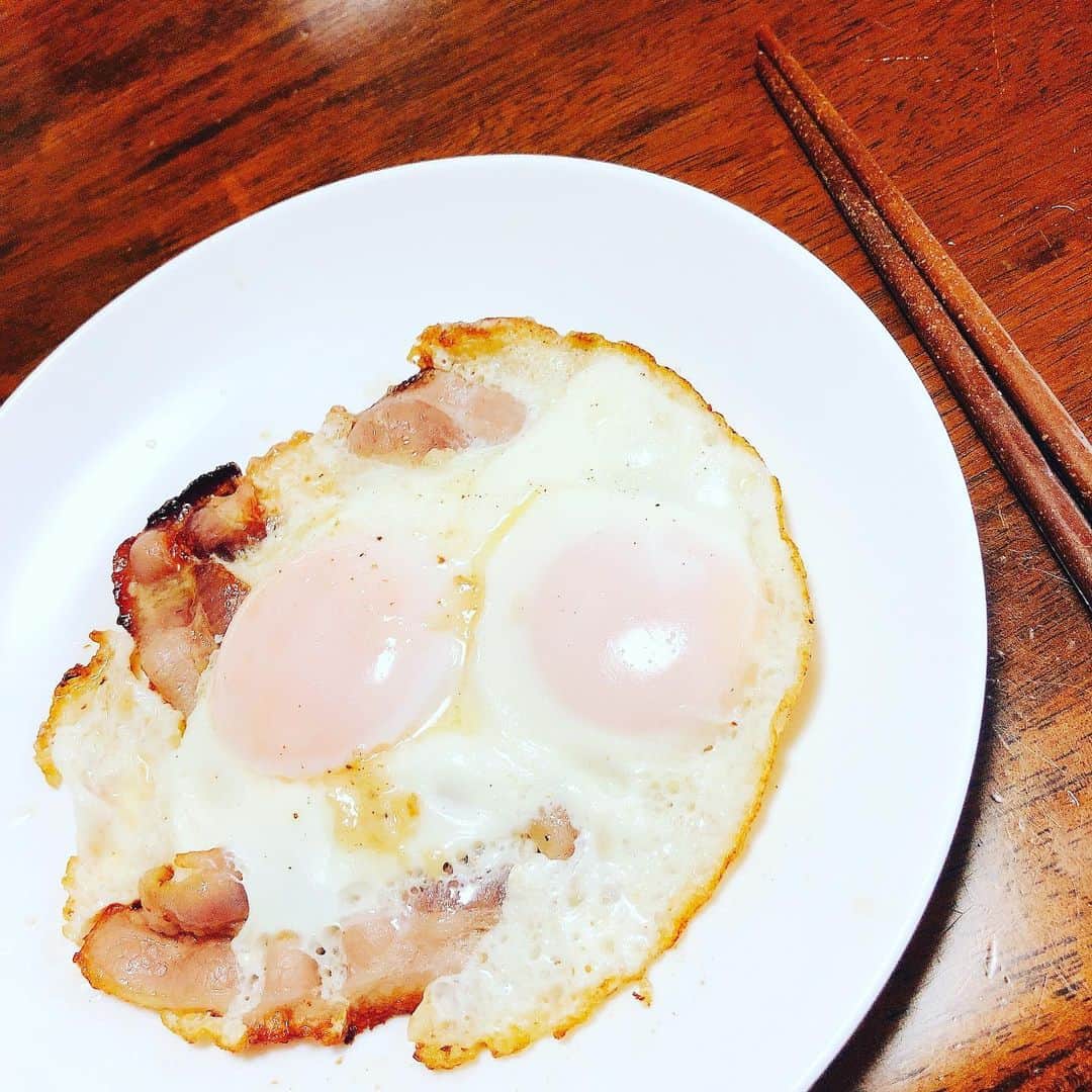 たっつーのインスタグラム：「美味しくできた目玉焼きは世界を救う」
