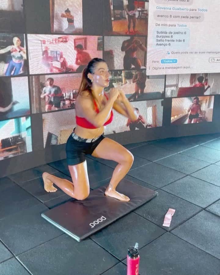 Rachel Apollonioのインスタグラム：「De TANTA saudade que eu toooooooooooo de ficar assim com vcs! 💦 jaja eu volto!! @academiaonlinefoguete @lapateam melhor energia do mundo! IMPOSSÍVEL nao pegar gosto e nao amar (deixei o audio original pra vcs terem bem noção de como é... quem quiser entrar pro time com desconto, e treinar com a gente nesse telão gigante aí, é so ir no link da minha bio e escolher o plano que melhor te atende ✨)」