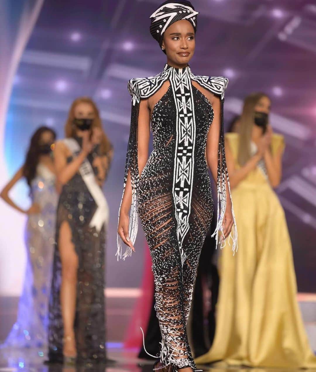 のインスタグラム：「She is MU 2019. I was one of the judges and really happy that @zozitunzi won. I think her year wasn’t easy due to the pandemic, but she is a great leader and showed the world how to achieve your dreams.  And now to the beautiful @andreamezamx, congratulations to you! I’m so excited for your year as MU! 🎉  Sending love to you both ❤️」