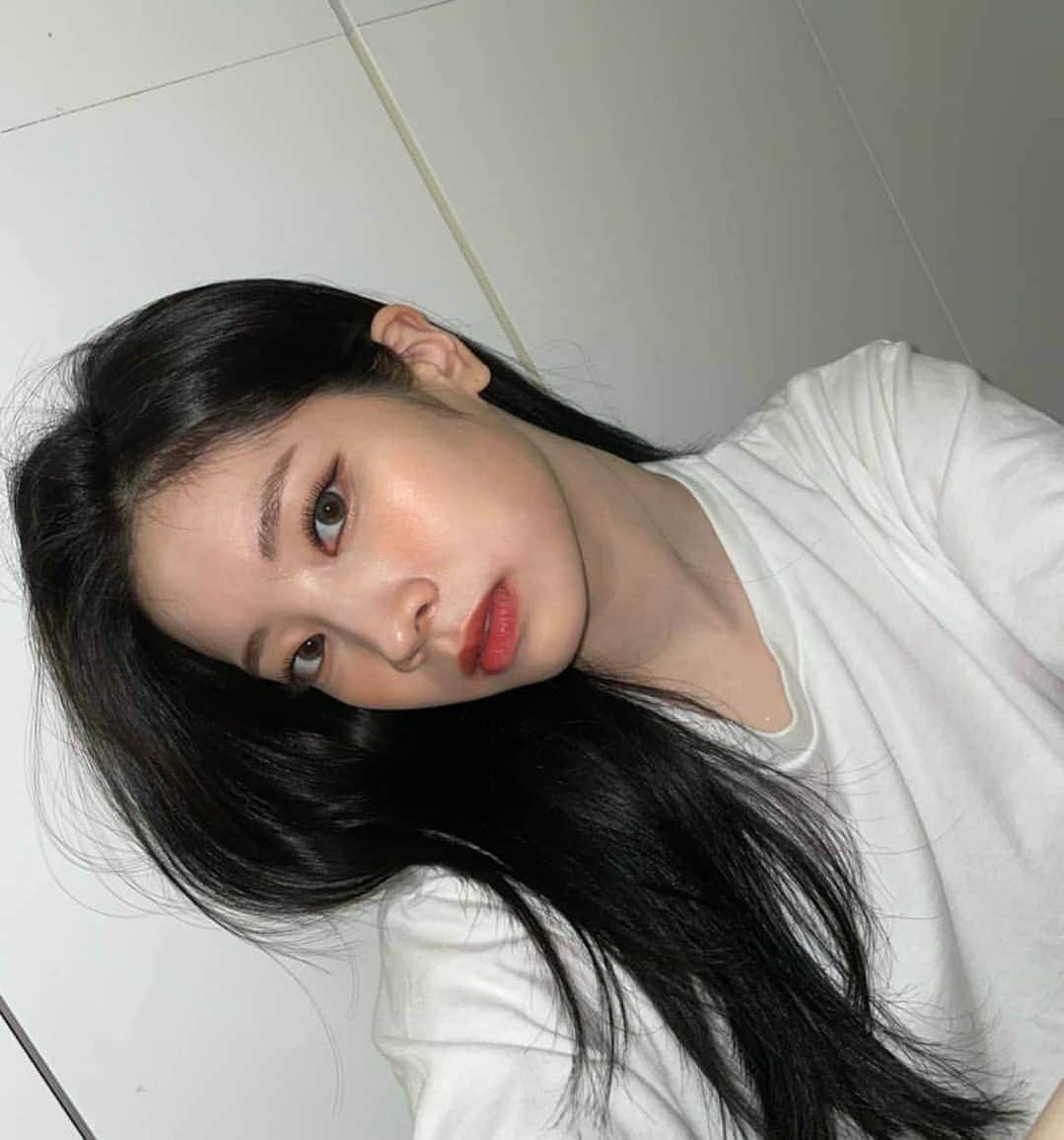 ダヒョンさんのインスタグラム写真 - (ダヒョンInstagram)「She's just so effortlessly beautiful istg」5月18日 6時53分 - dahyun.news
