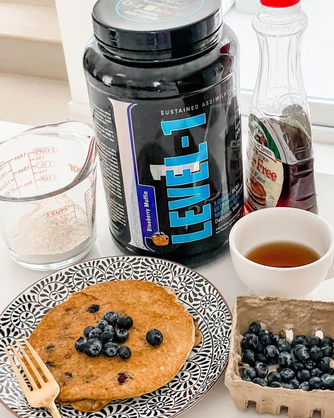 エミリー・シアーズさんのインスタグラム写真 - (エミリー・シアーズInstagram)「You’ve paid your taxes but have you paid your dues?! @1stphorm level-1 protein gives you the best returns in when you invest in your fitness!  Breakfast hack: Mix blueberry muffin flavour protein to kodiak protein pancake mix with fresh blueberries! Add some sugar free syrup.. AMAZING!! 🥞🫐  I hope you enjoy this tax day metaphor and the rest of your Monday 🤑🤑🤑  #DuesPaid #Invest #HealthIsWealth #1stPhorm」5月18日 9時27分 - emilysears