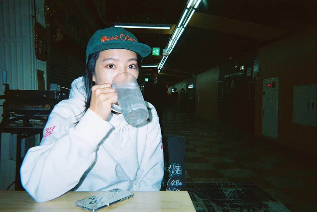 矢野由希子のインスタグラム：「麦ソーダ。  #写ルンです」