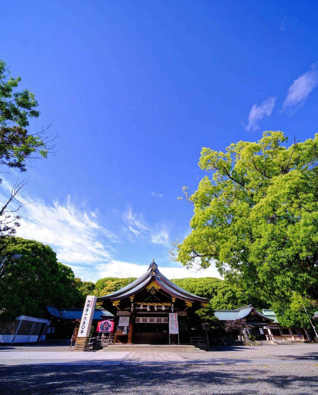 SHOCK EYEさんのインスタグラム写真 - (SHOCK EYEInstagram)「青い空に立派な本殿。 尾張国一宮 真清田神社⛩ とにかくヌケ感のある気持ちの良い神社さんでした。 ２枚目の鬼板、屋根の部分のぼってり具合がとてもお気に入り✨   境内には白河天皇が重い眼病を直し、明治天皇がお茶を飲まれた「神水舎」があるよ。 楠の古木「夫婦楠」「御縁楠」「幸運楠」も見どころ＾＾  #真清田神社 #名古屋 #一宮 #神社 #尾張国」5月18日 9時35分 - shockeye_official